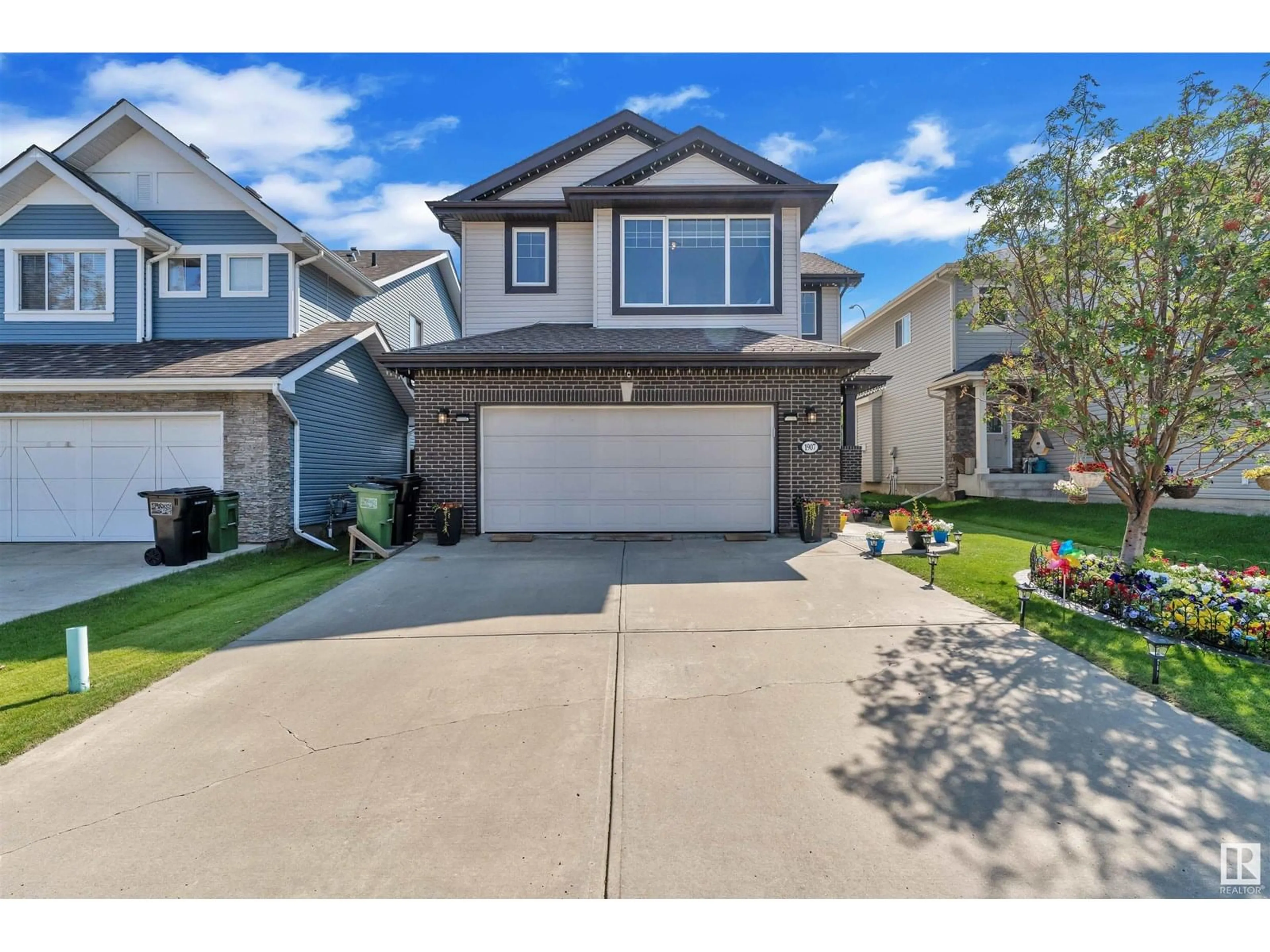 Home with vinyl exterior material, street for SW - 1907 67 ST, Edmonton Alberta T6X0L9