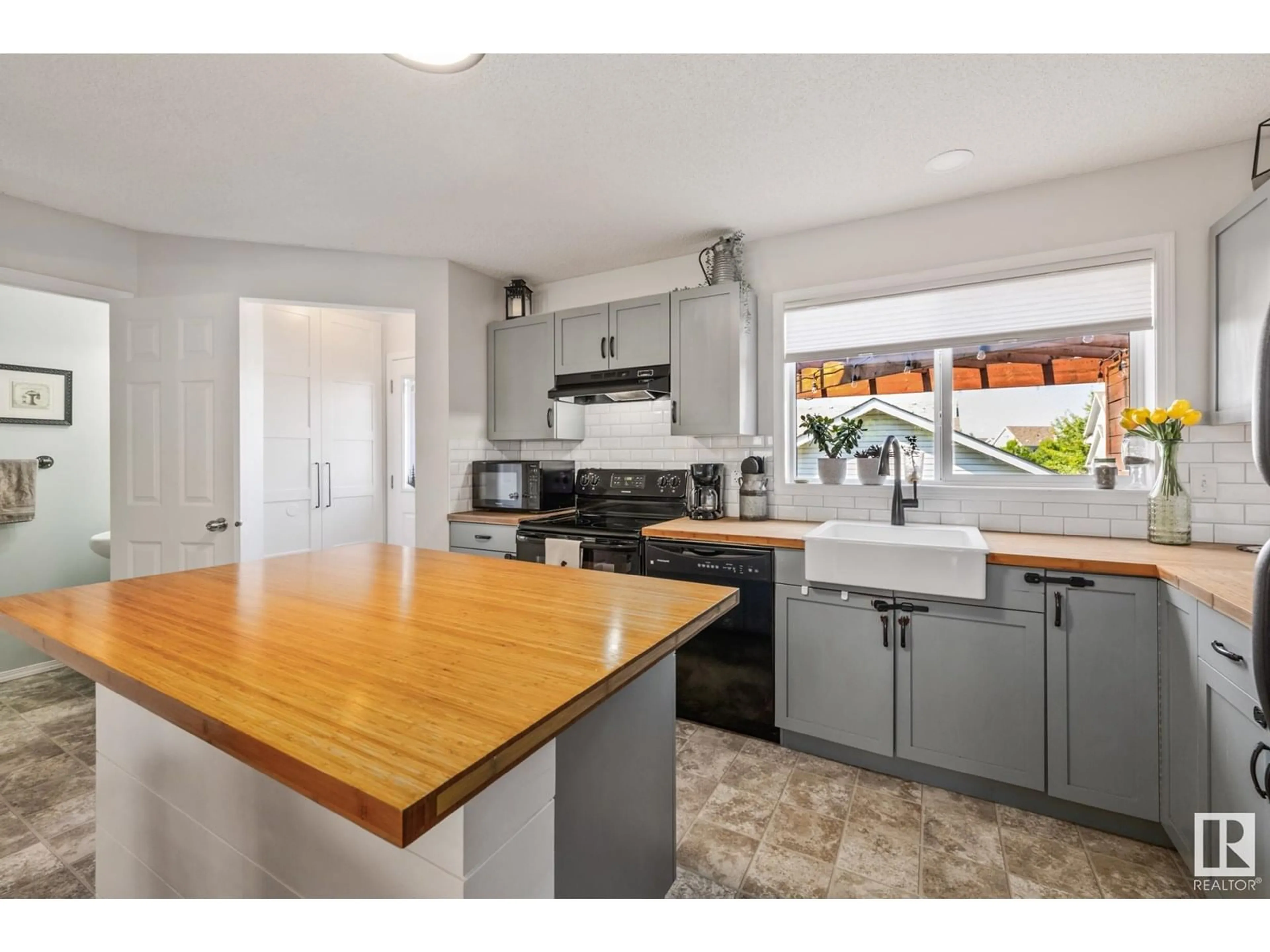 Open concept kitchen, unknown for 9102 SHAW WY, Edmonton Alberta T6X0S4