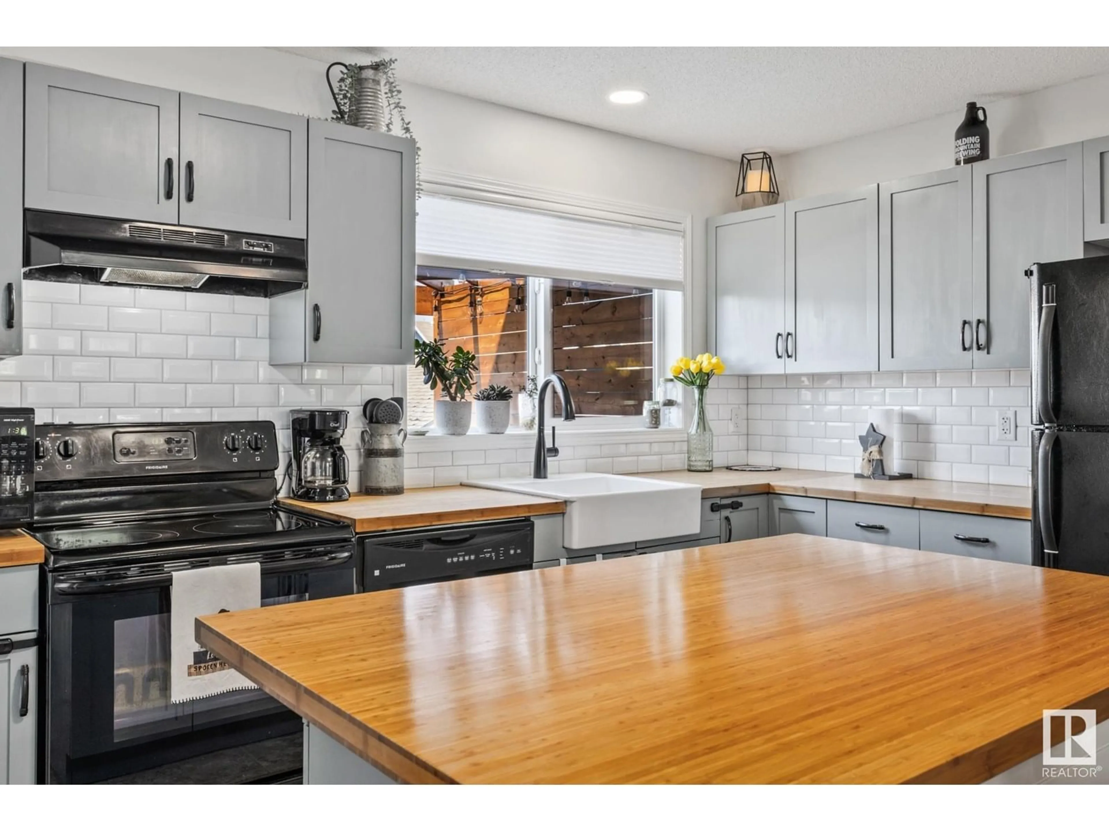 Open concept kitchen, unknown for 9102 SHAW WY, Edmonton Alberta T6X0S4