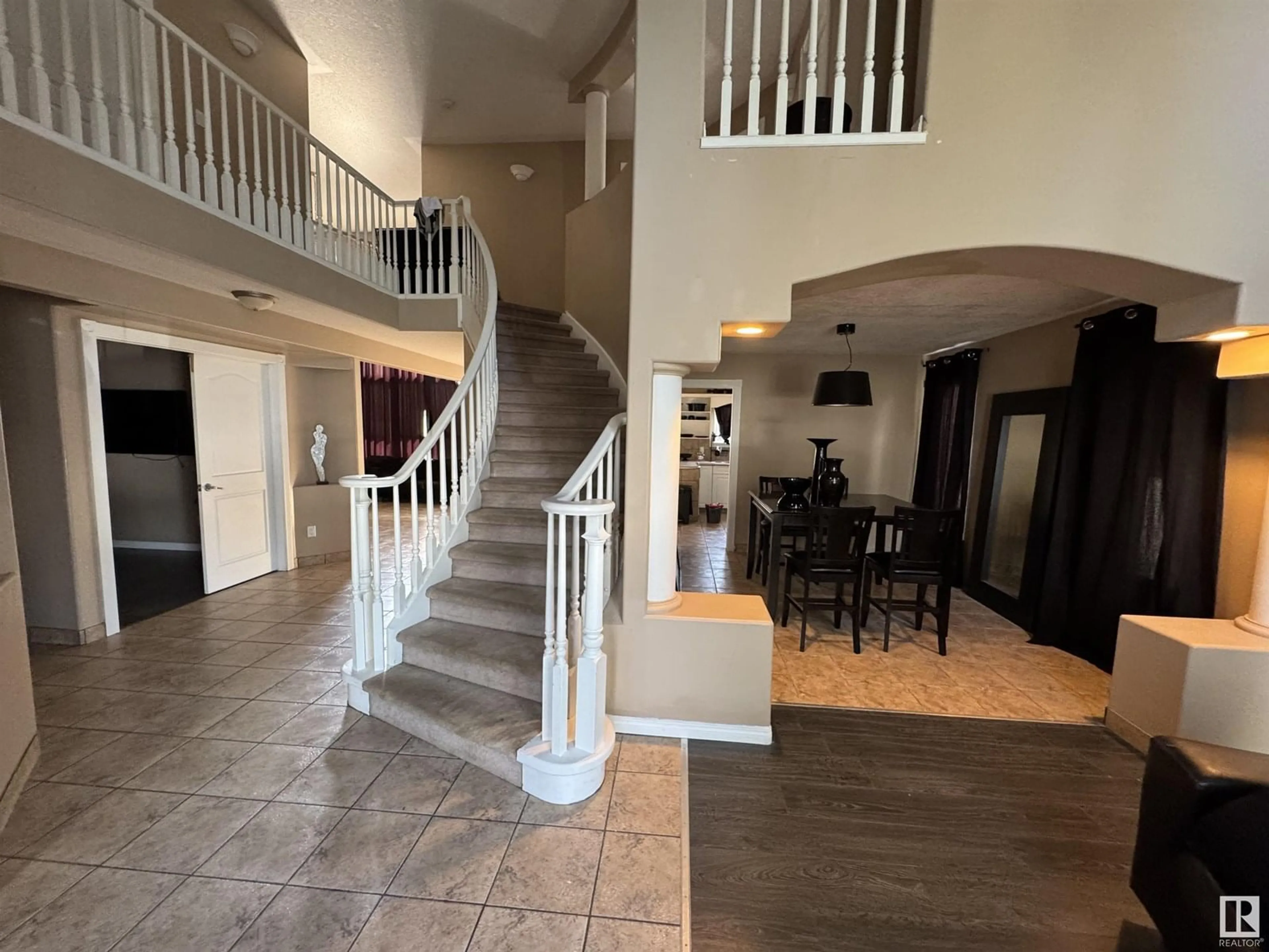 Indoor foyer for 17812 103 ST, Edmonton Alberta T5X5Y6