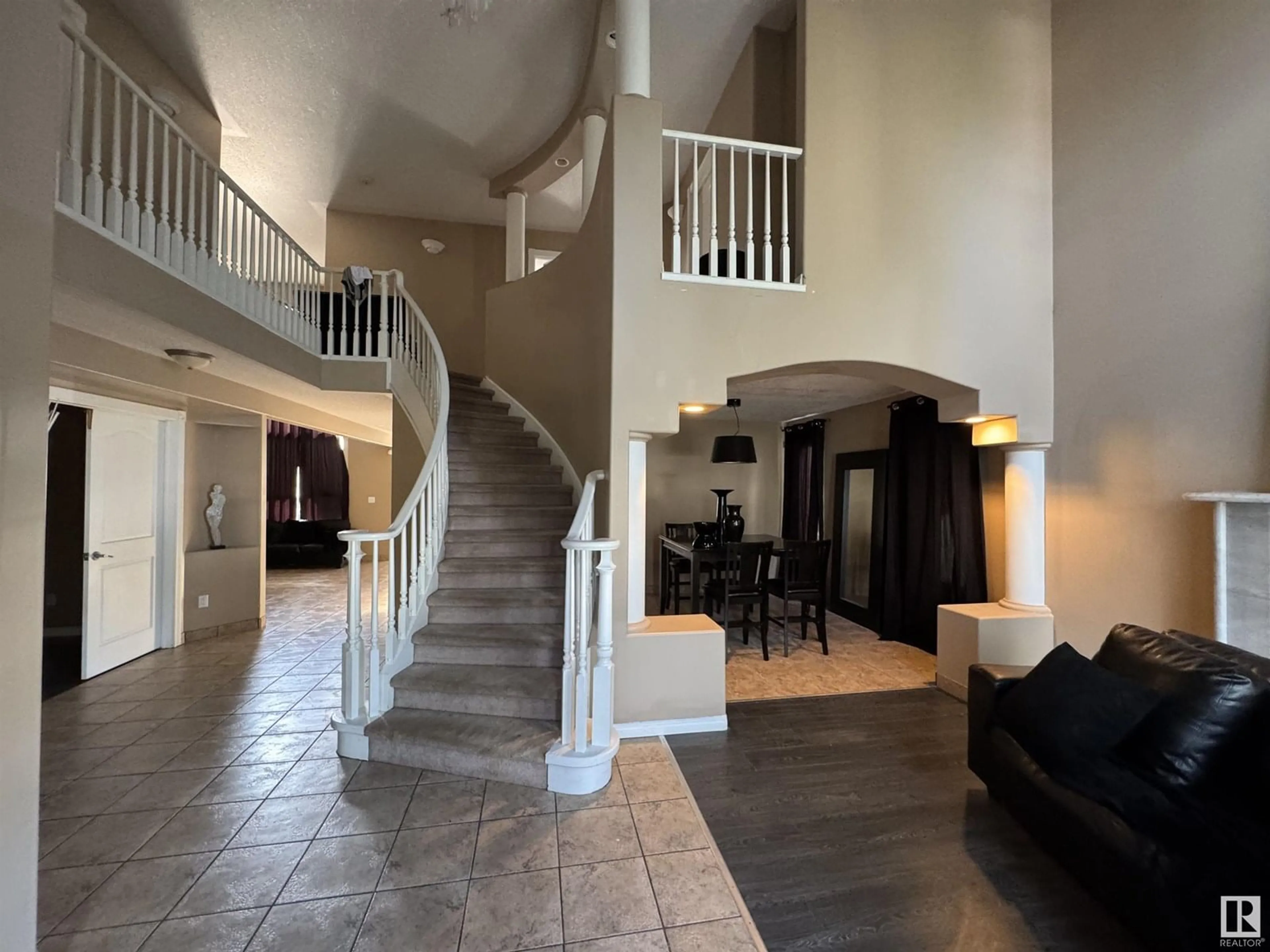 Indoor foyer for 17812 103 ST, Edmonton Alberta T5X5Y6