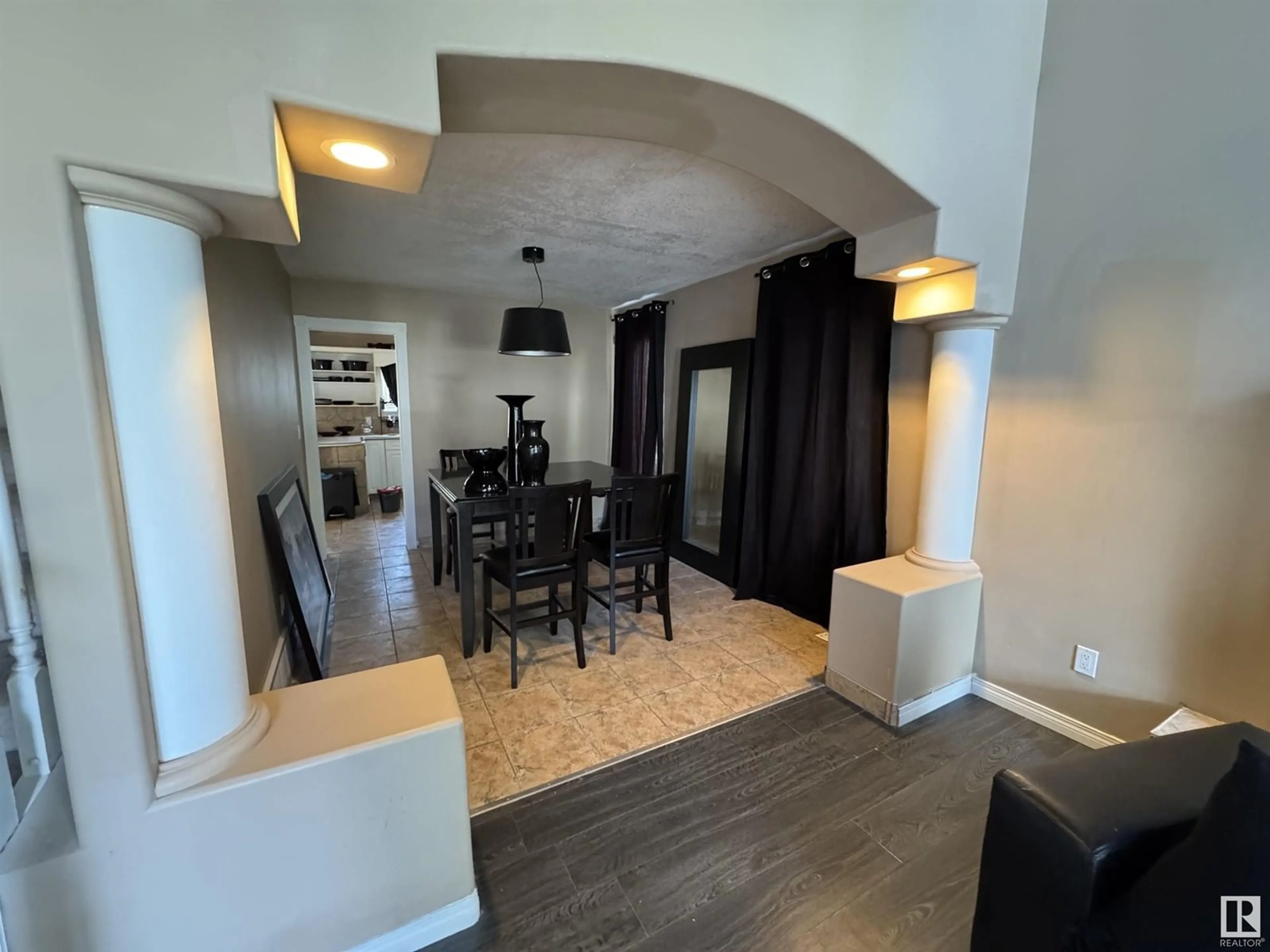 Indoor entryway for 17812 103 ST, Edmonton Alberta T5X5Y6
