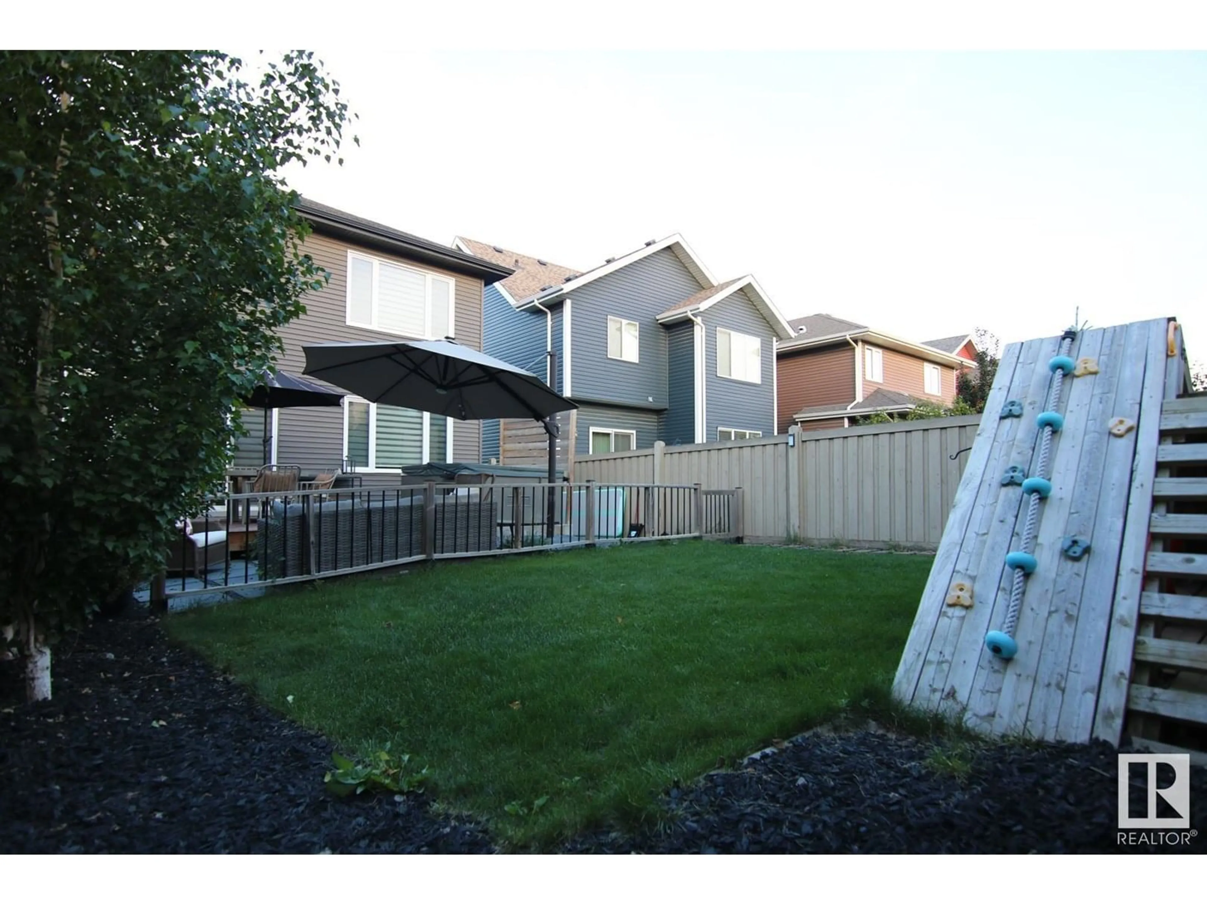 A pic from outside/outdoor area/front of a property/back of a property/a pic from drone, mountain view for 5906 EDMONDS CR, Edmonton Alberta T6M0N9