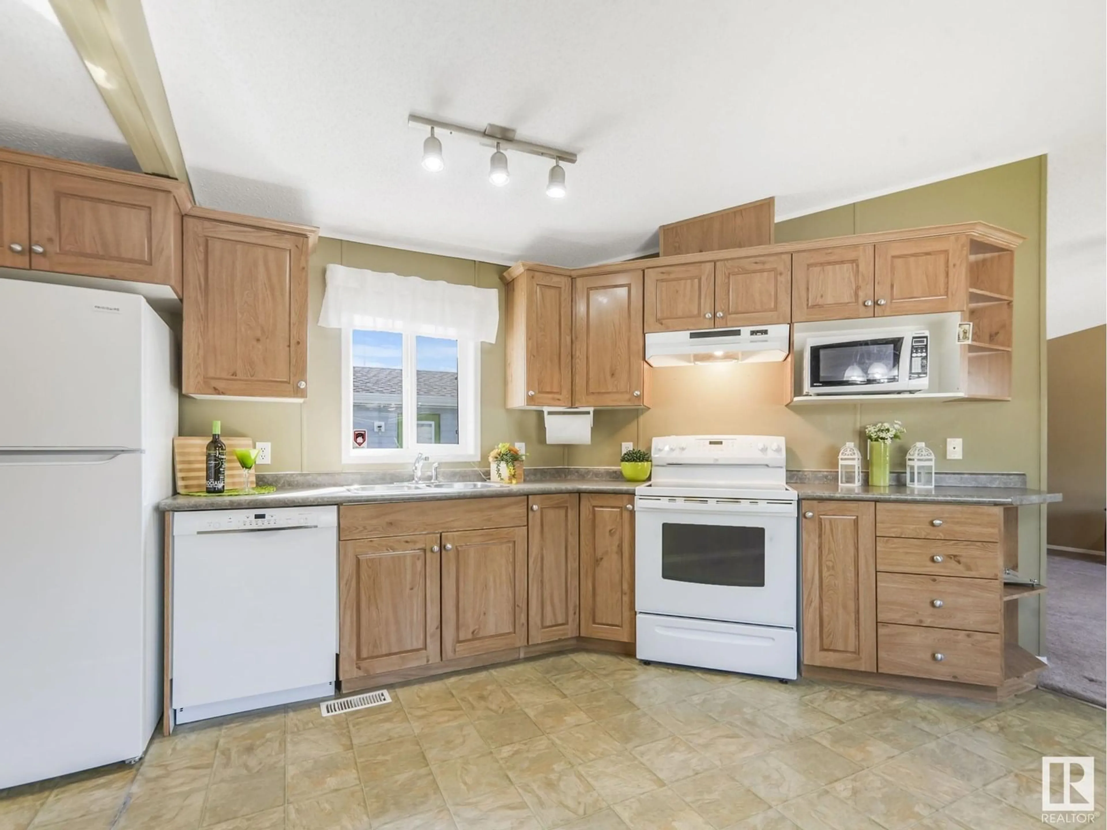 Standard kitchen, ceramic/tile floor for 1174 ASPEN DR, Leduc Alberta T9E8R2