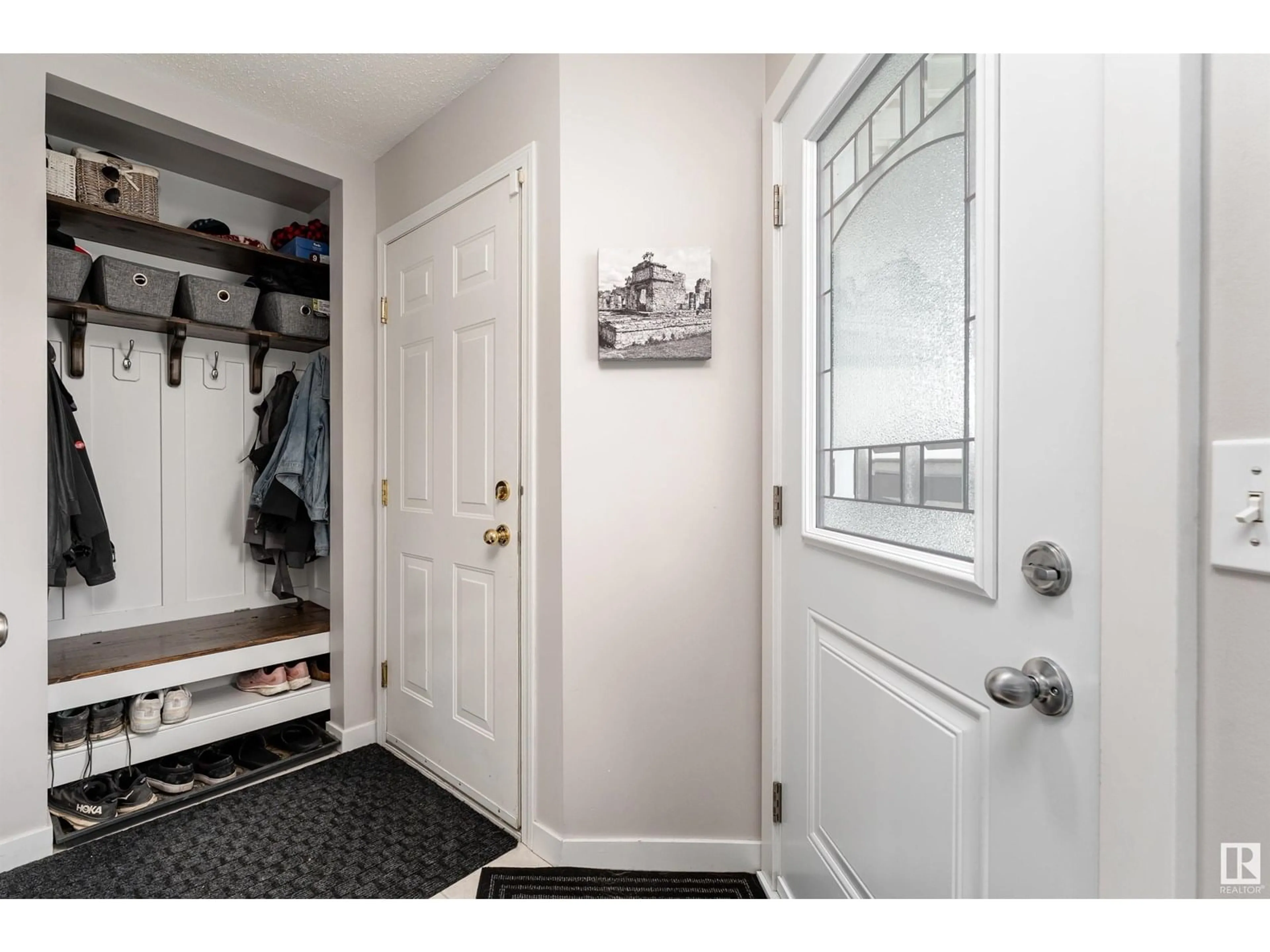 Indoor entryway for 9917 94 ST, Fort Saskatchewan Alberta T8L4J5