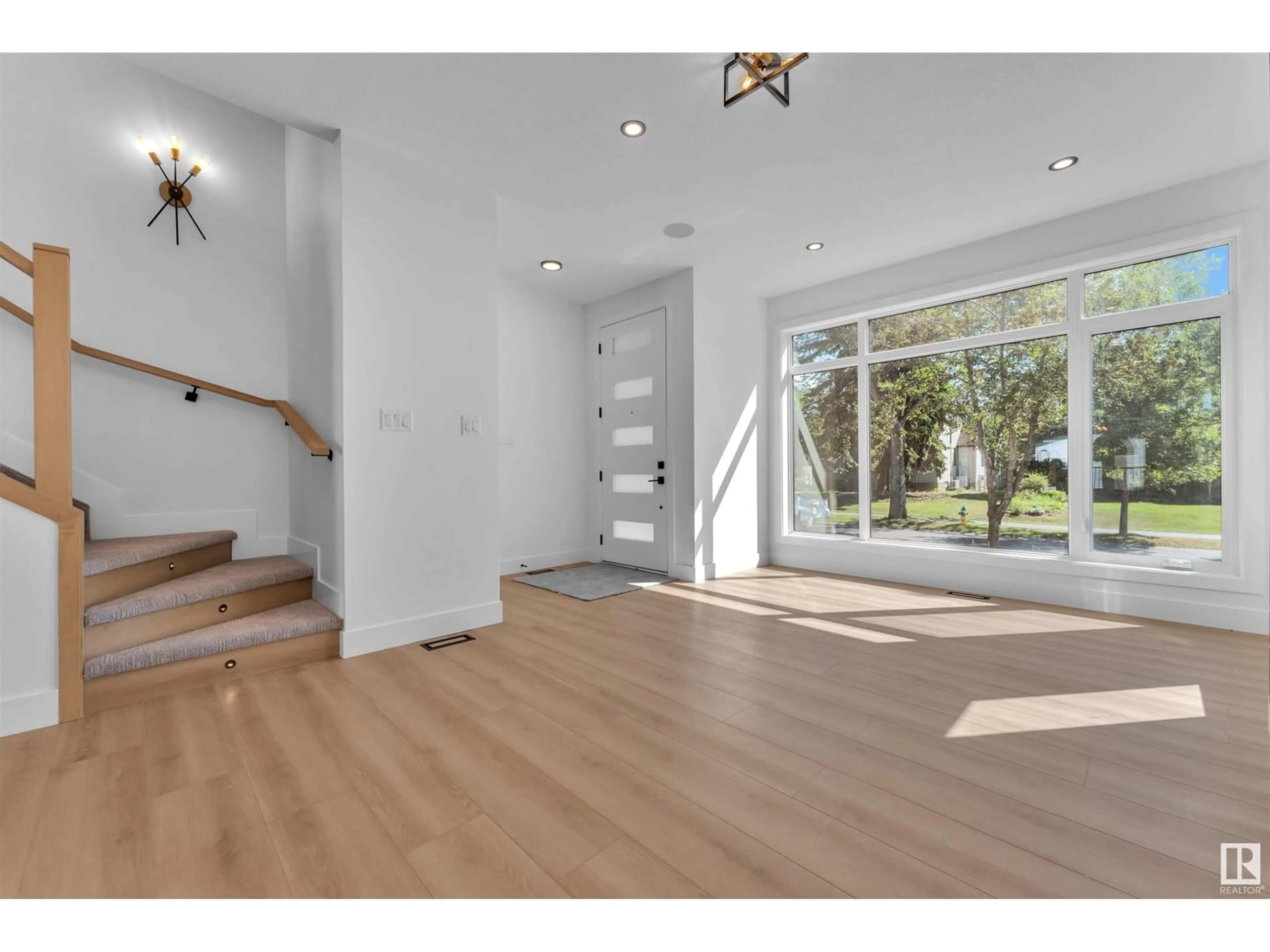 Indoor foyer for NW - 10976 138 ST, Edmonton Alberta T5M1P2