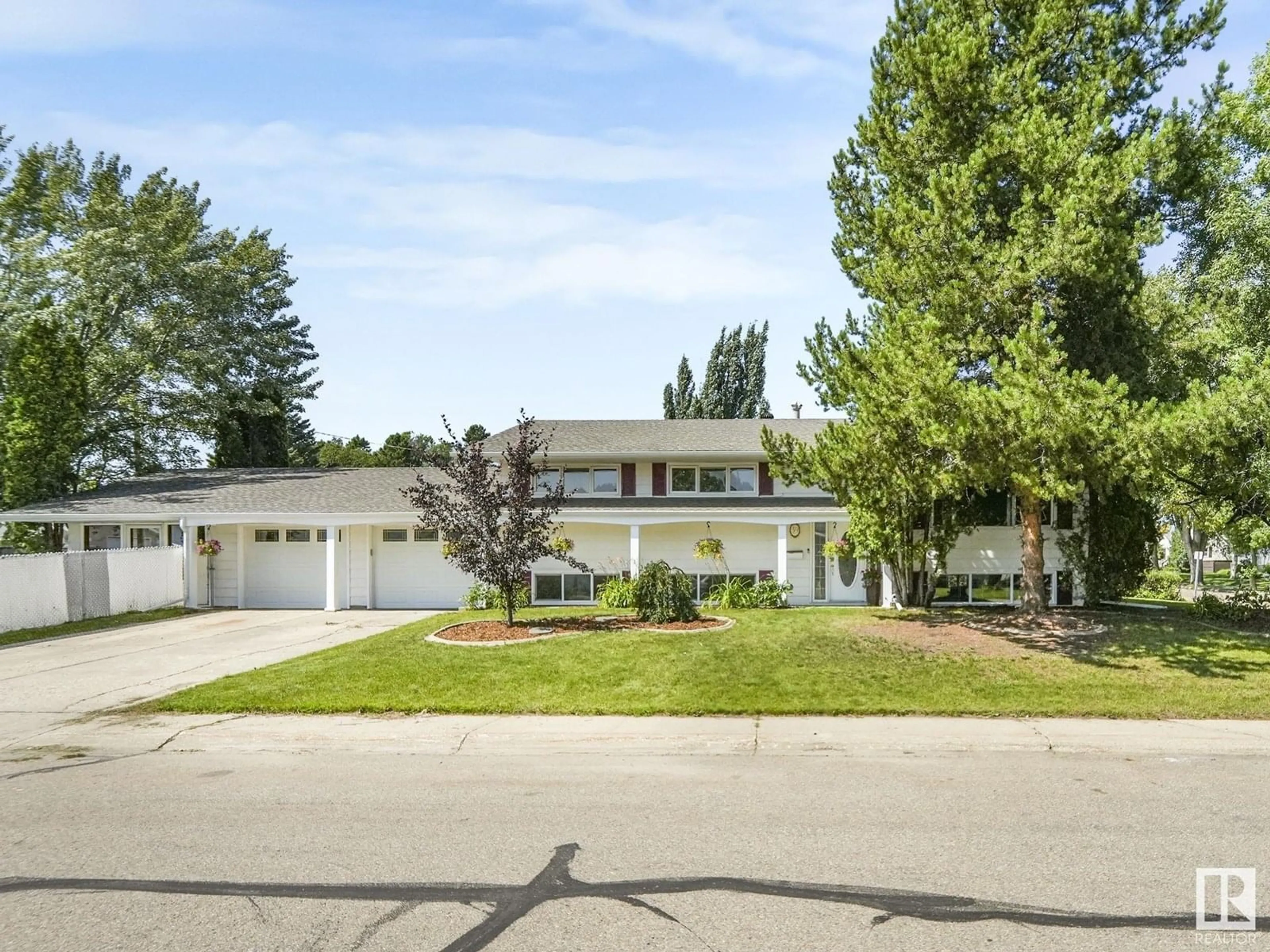 Home with vinyl exterior material, street for 39 ONTARIO CR, Devon Alberta T9G1L7