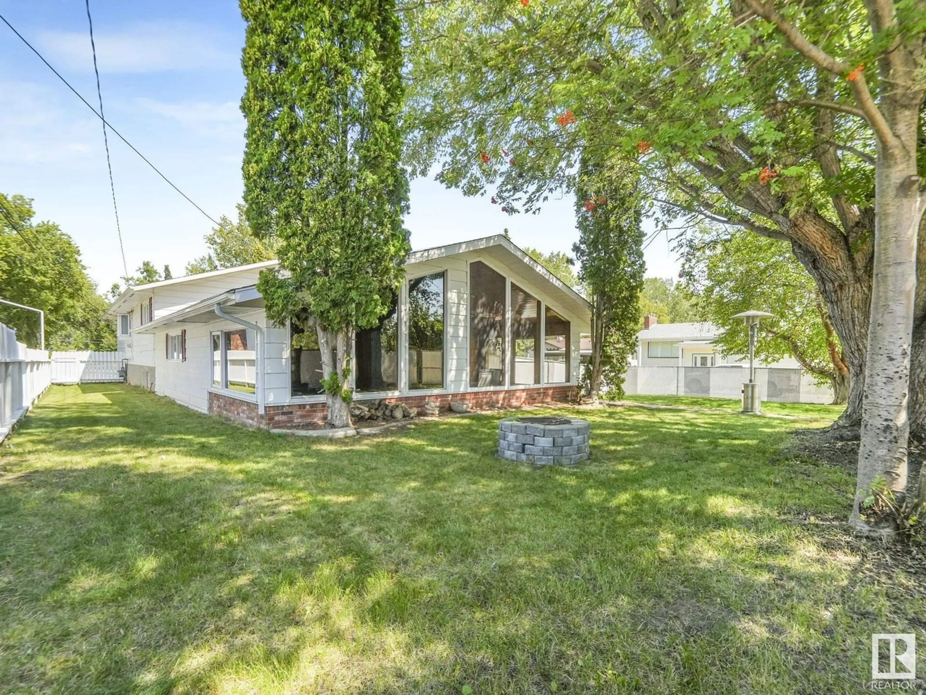 A pic from outside/outdoor area/front of a property/back of a property/a pic from drone, unknown for 39 ONTARIO CR, Devon Alberta T9G1L7