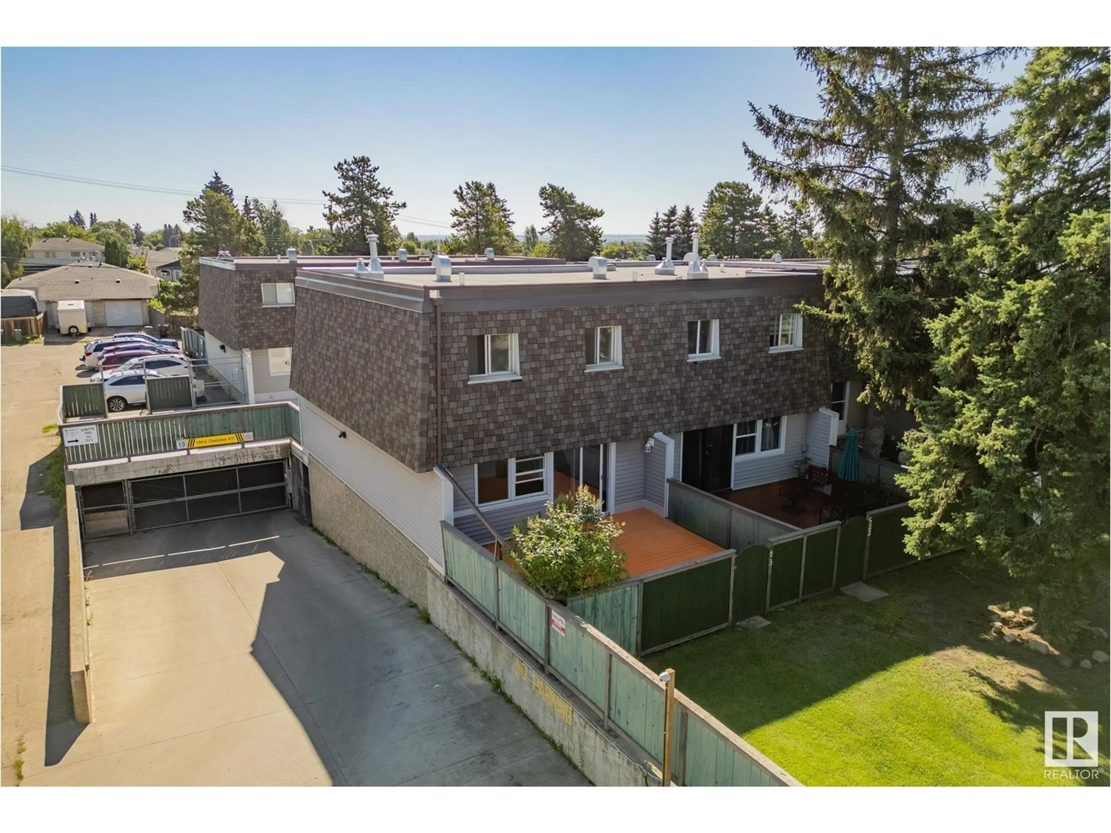 A pic from outside/outdoor area/front of a property/back of a property/a pic from drone, street for 523 VILLAGE ON THE GR NW, Edmonton Alberta T5A1H2