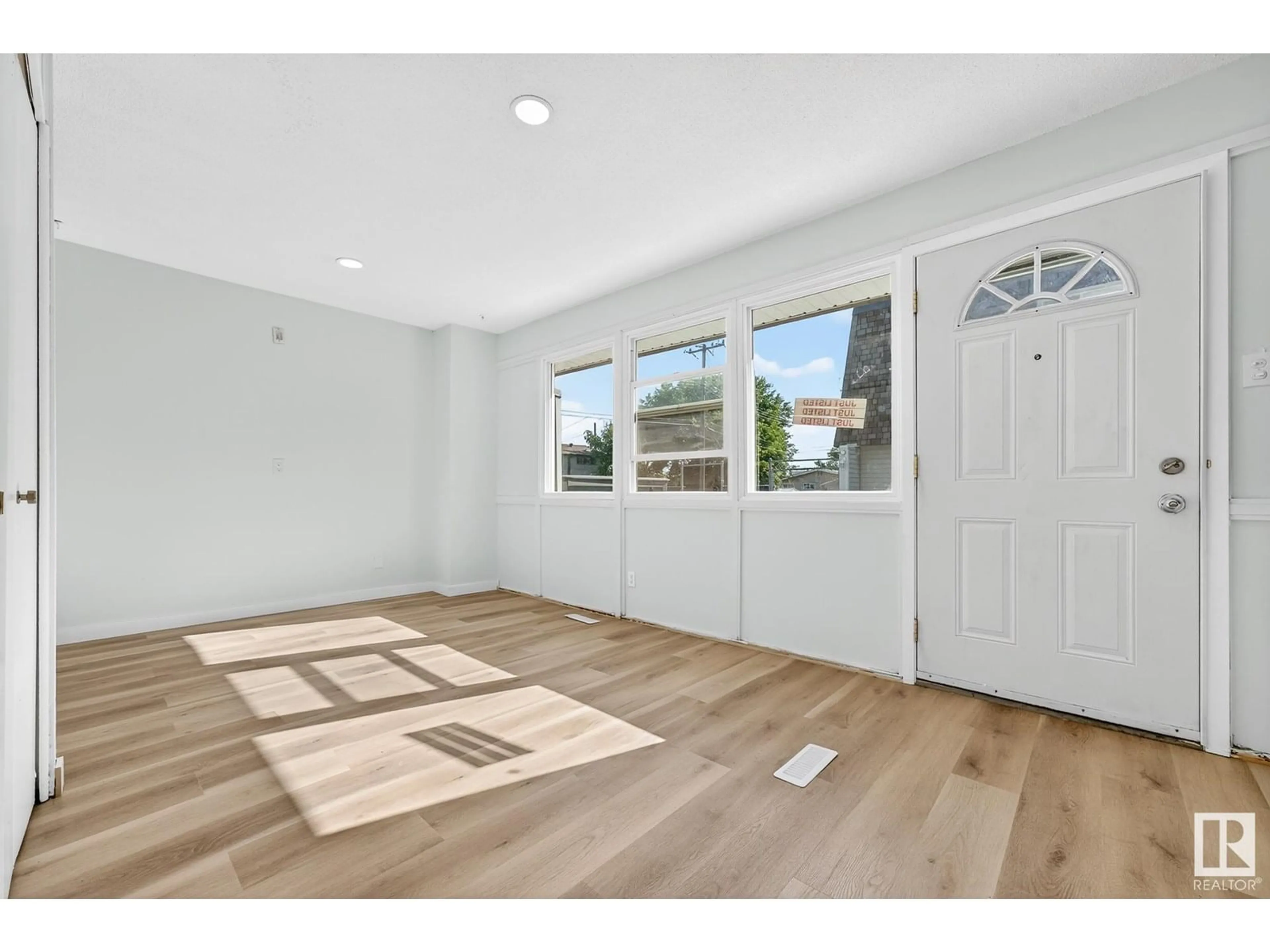 Indoor entryway for 523 VILLAGE ON THE GR NW, Edmonton Alberta T5A1H2