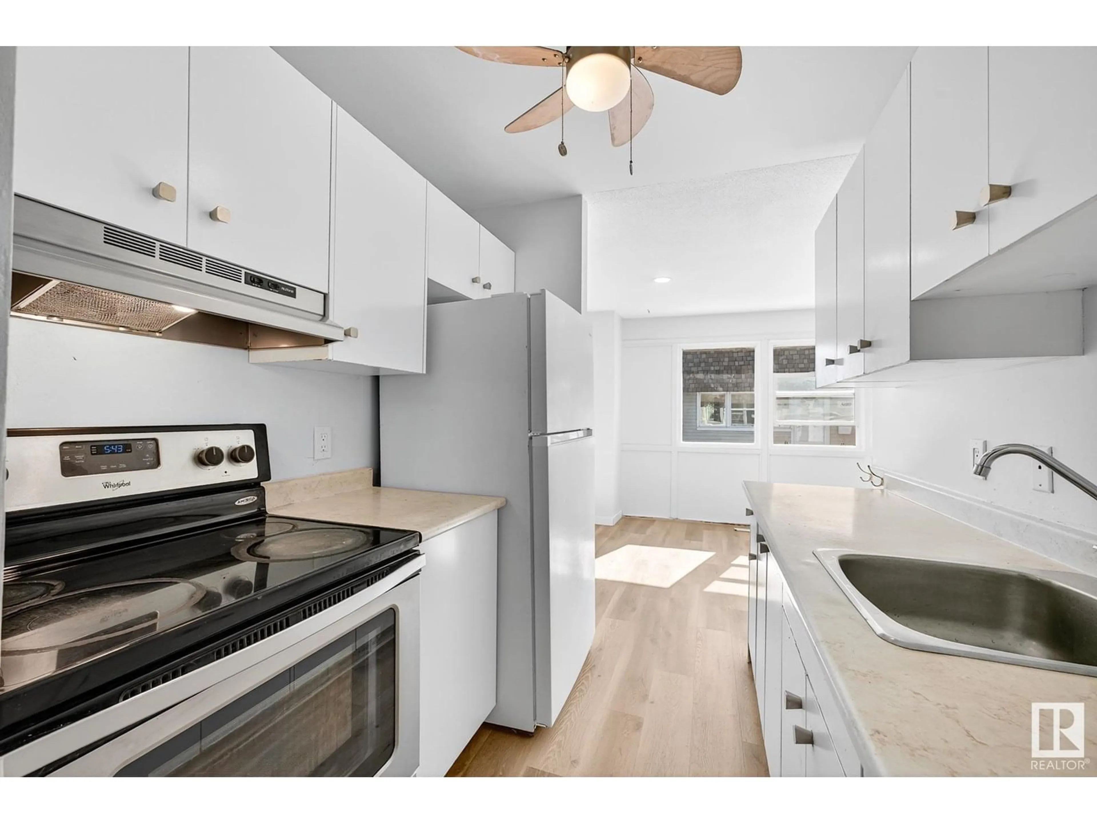 Standard kitchen, unknown for 523 VILLAGE ON THE GR NW, Edmonton Alberta T5A1H2