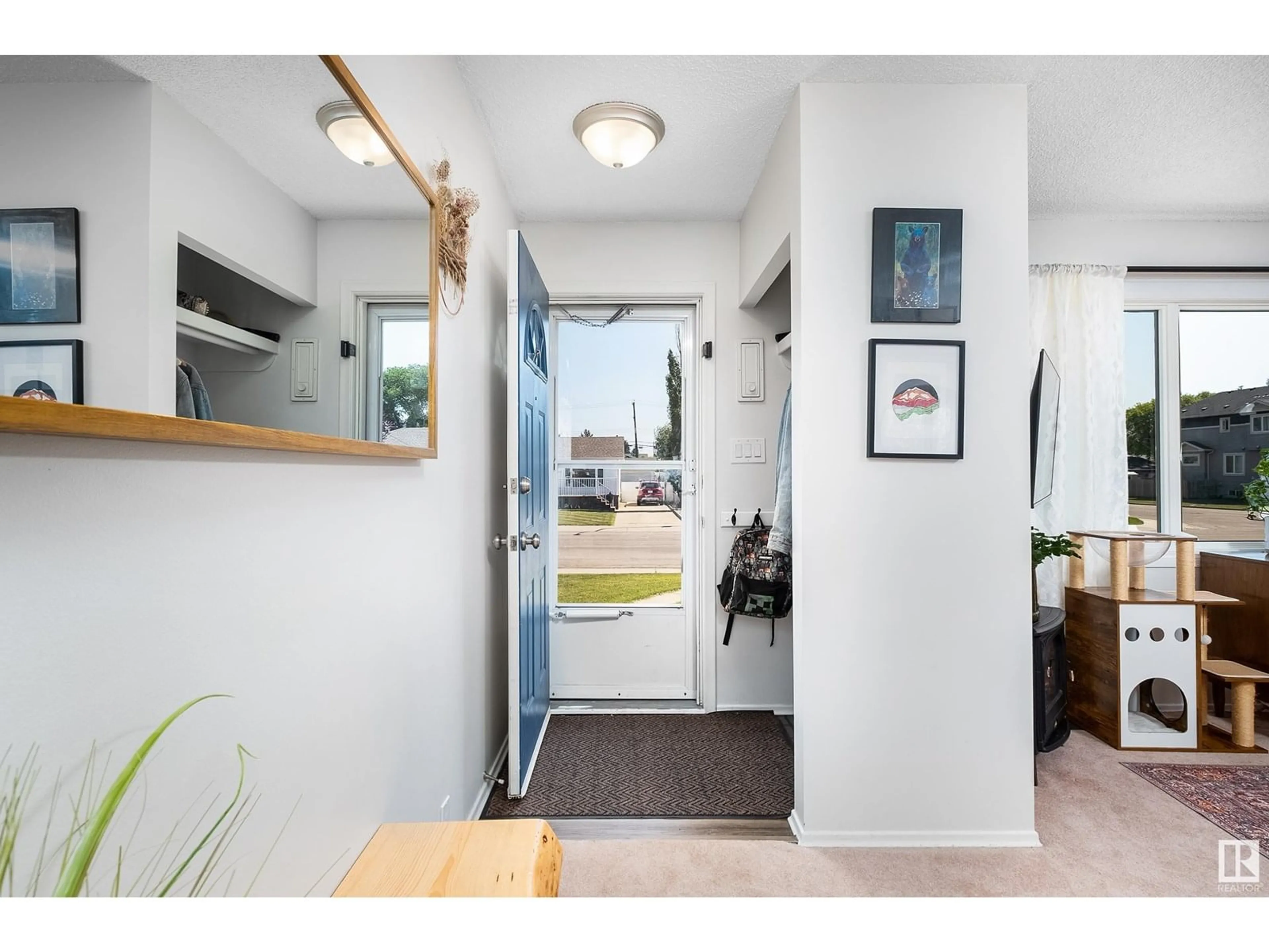Indoor entryway for 9106 154 ST, Edmonton Alberta T5R1T3