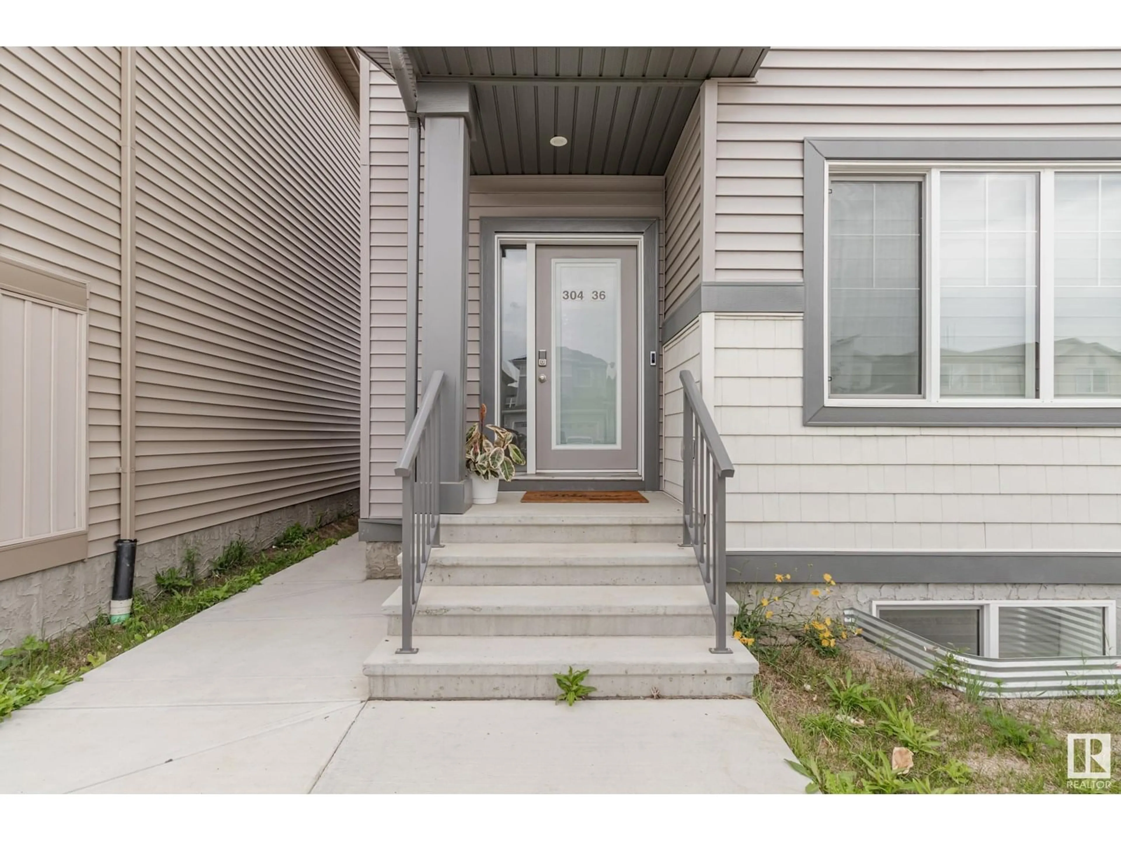 Indoor entryway for 304 36 AV, Edmonton Alberta T6T2P9