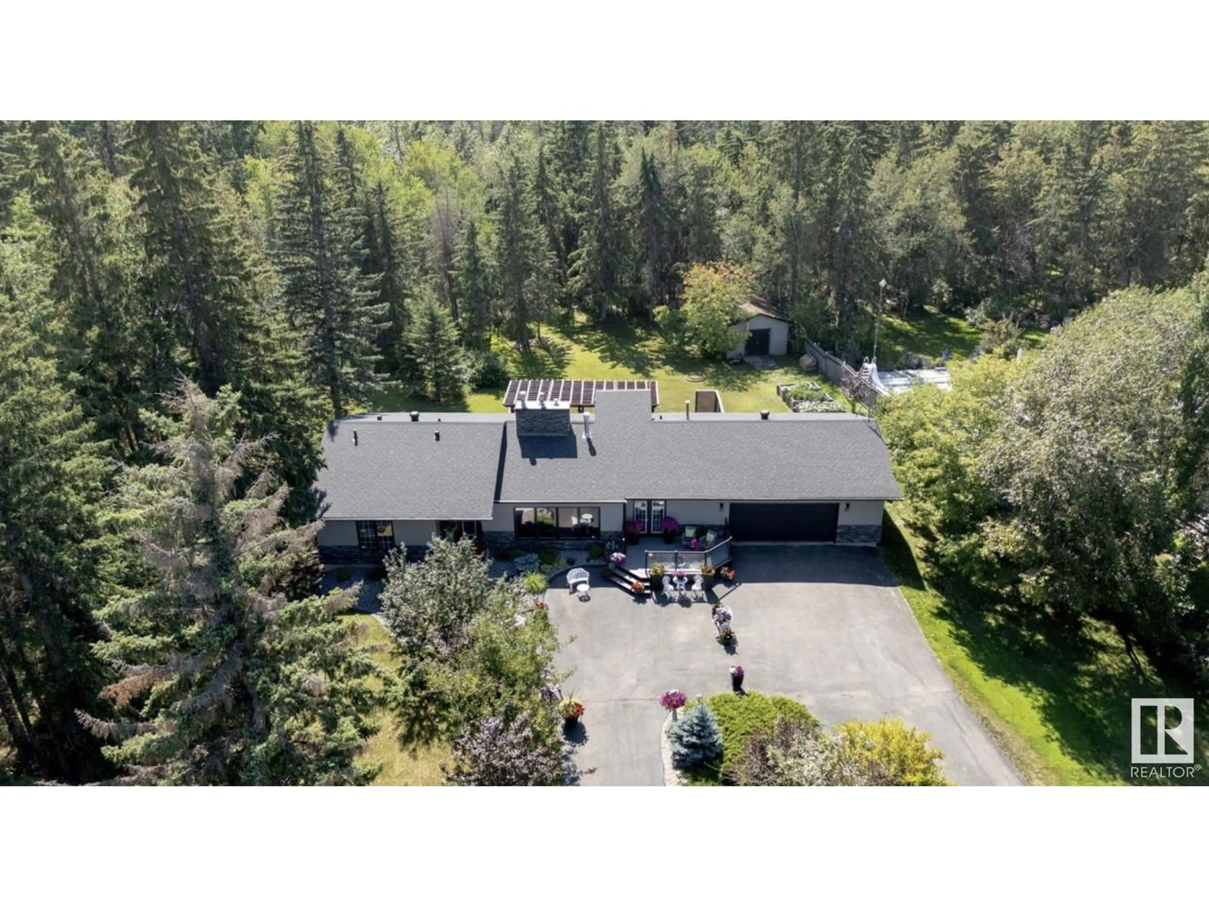A pic from outside/outdoor area/front of a property/back of a property/a pic from drone, unknown for 32 SILVERCHIEF CR, Rural Sturgeon County Alberta T8N1M8