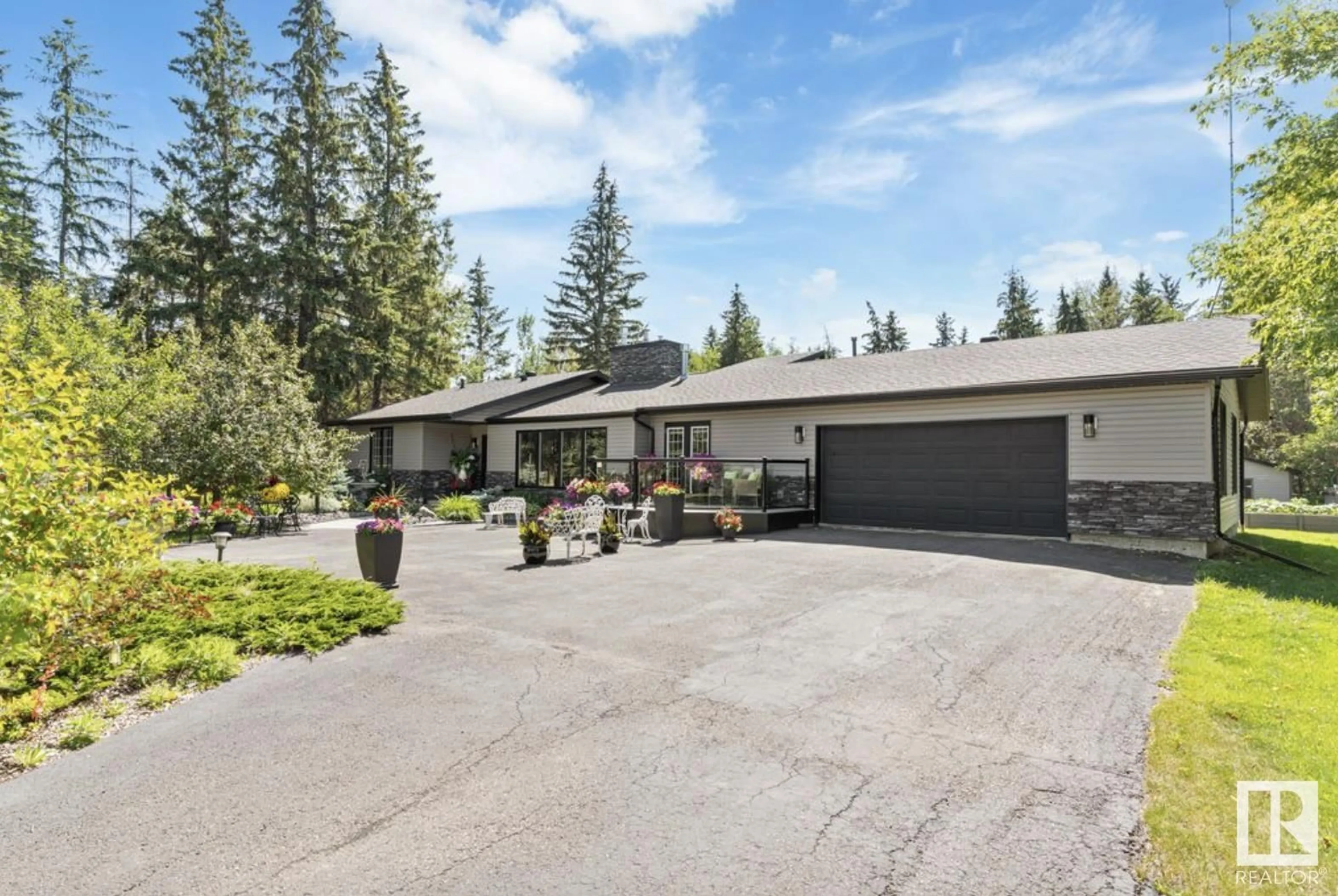 A pic from outside/outdoor area/front of a property/back of a property/a pic from drone, street for 32 SILVERCHIEF CR, Rural Sturgeon County Alberta T8N1M8