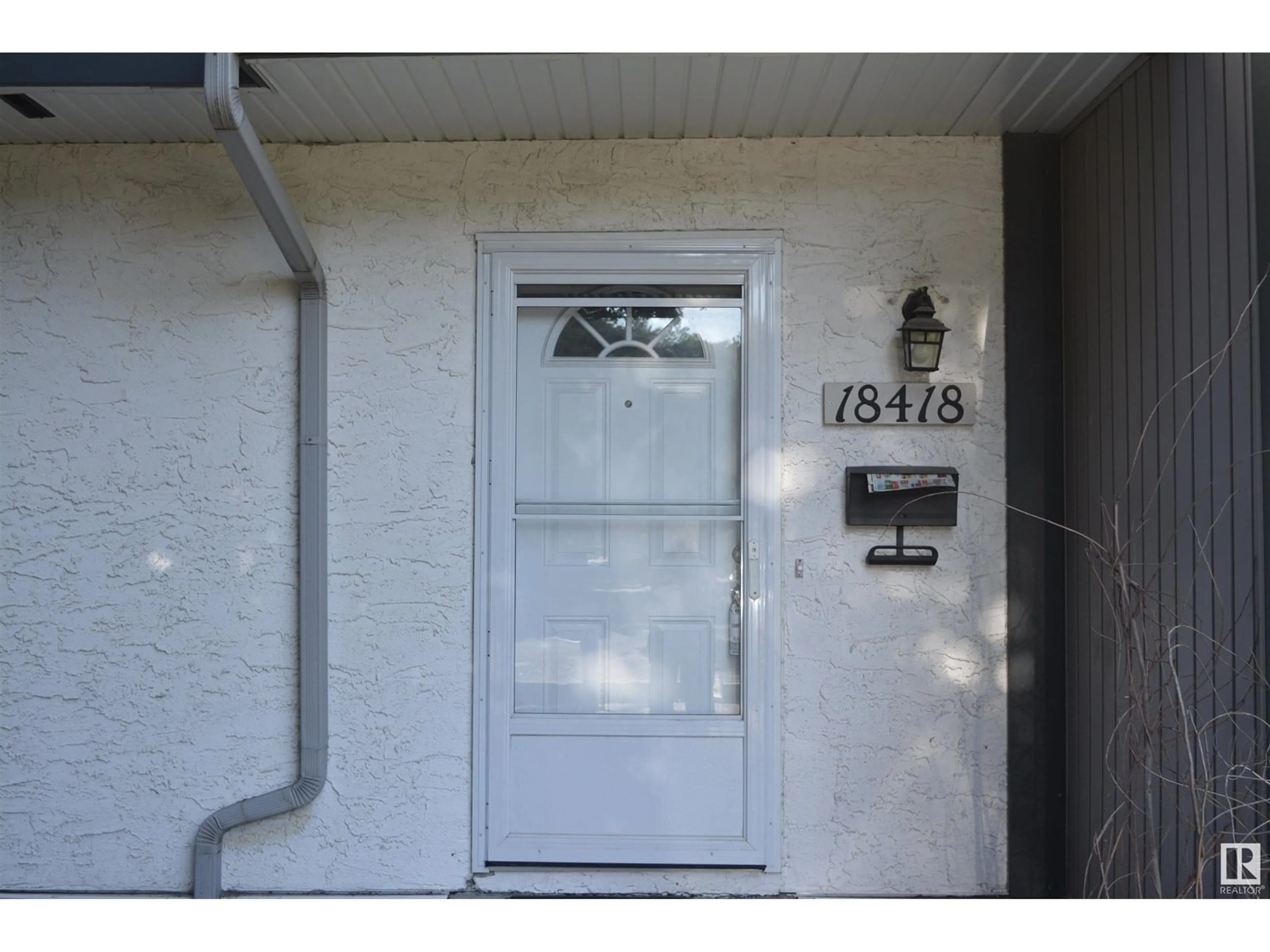 Indoor foyer for NW - 18418 62B AV, Edmonton Alberta T5T2N7