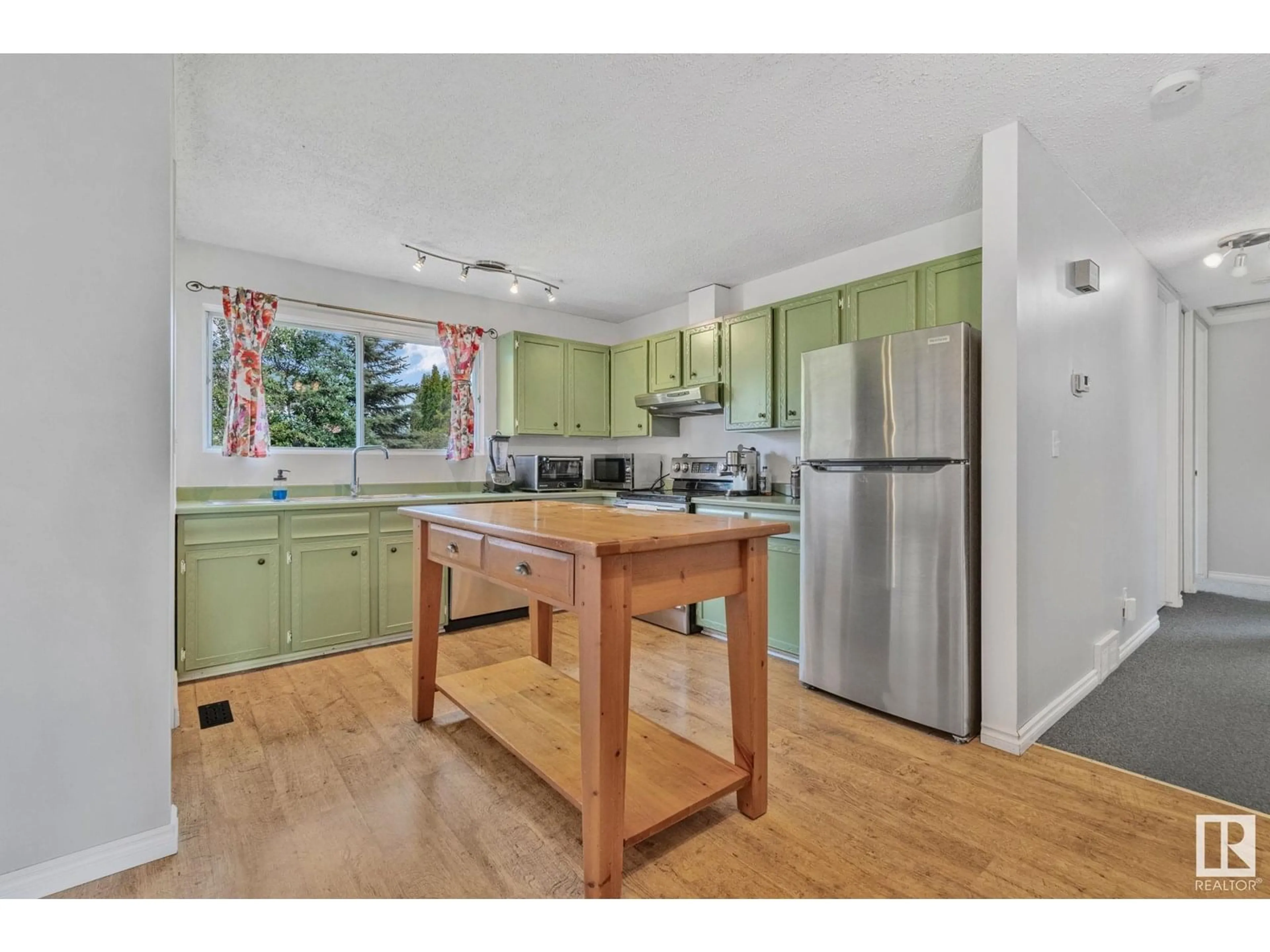Standard kitchen, wood/laminate floor for NW - 3225 108 ST, Edmonton Alberta T6J3C9
