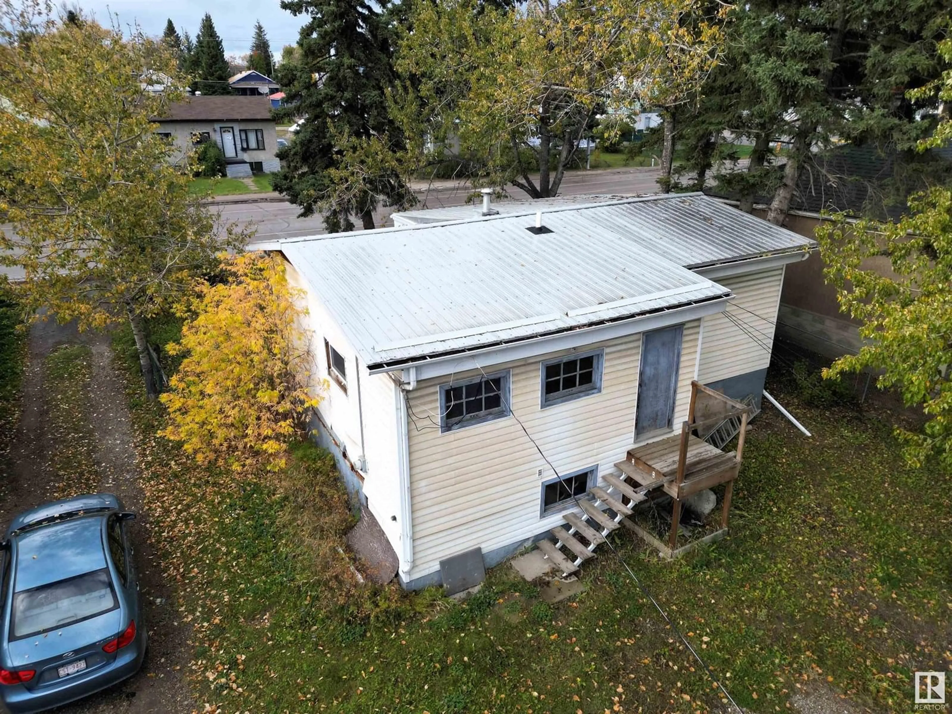 A pic from outside/outdoor area/front of a property/back of a property/a pic from drone, building for 4615 4 AVENUE, Edson Alberta T7E1C2