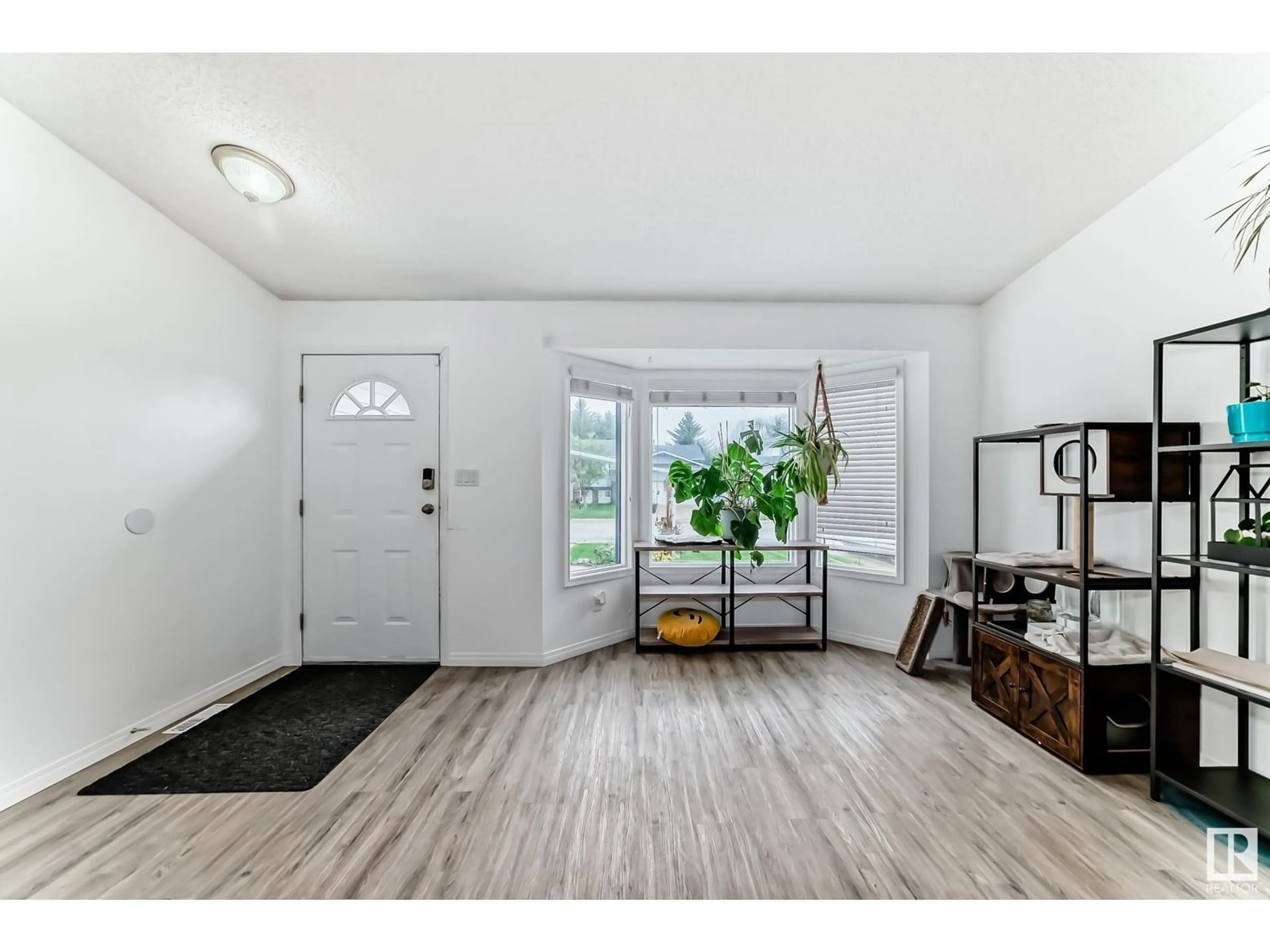 Indoor entryway for 4421 29 AV, Edmonton Alberta T6L4W6