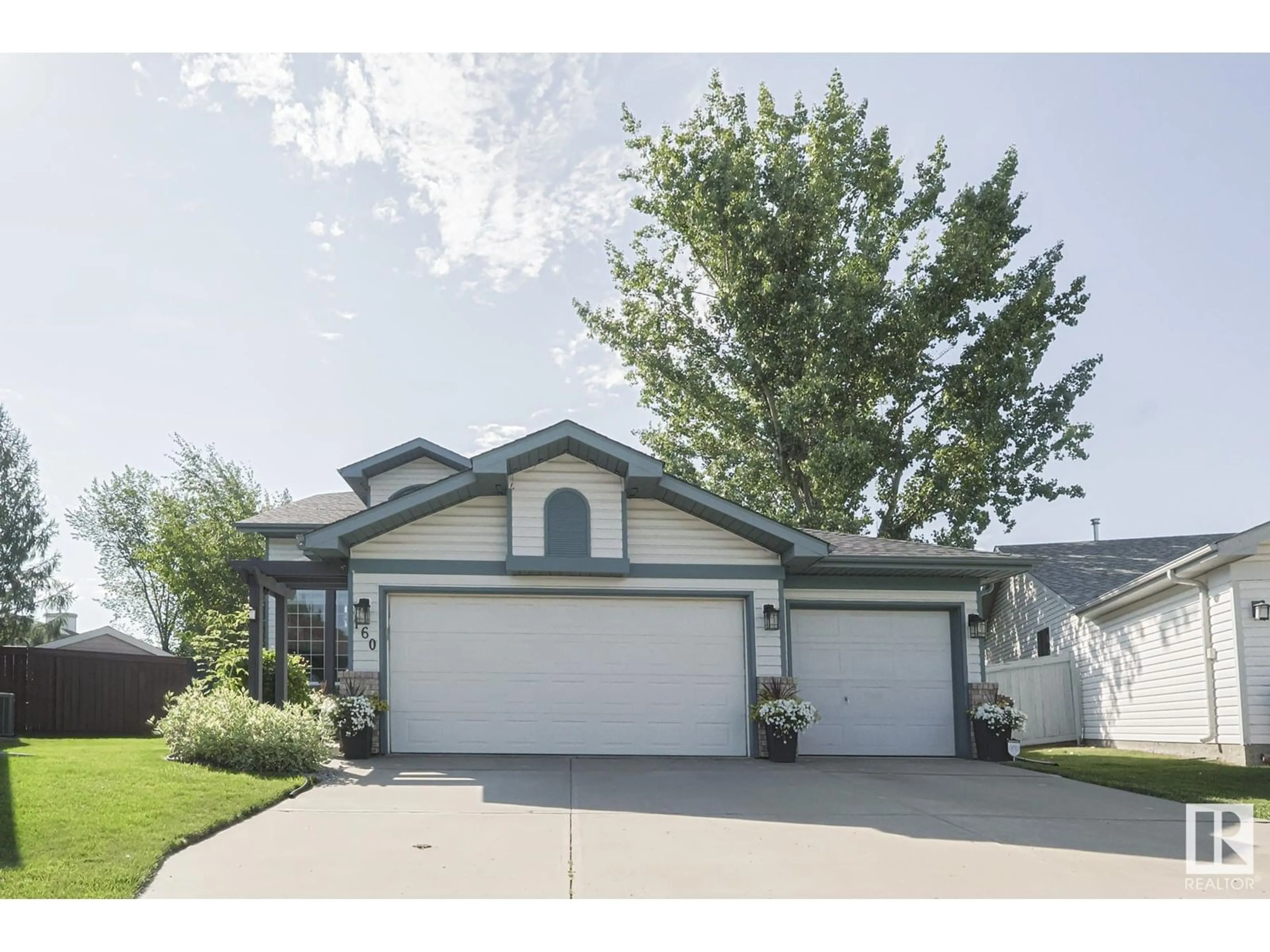 Home with vinyl exterior material, street for 160 HERITAGE DR, St. Albert Alberta T8N6J7