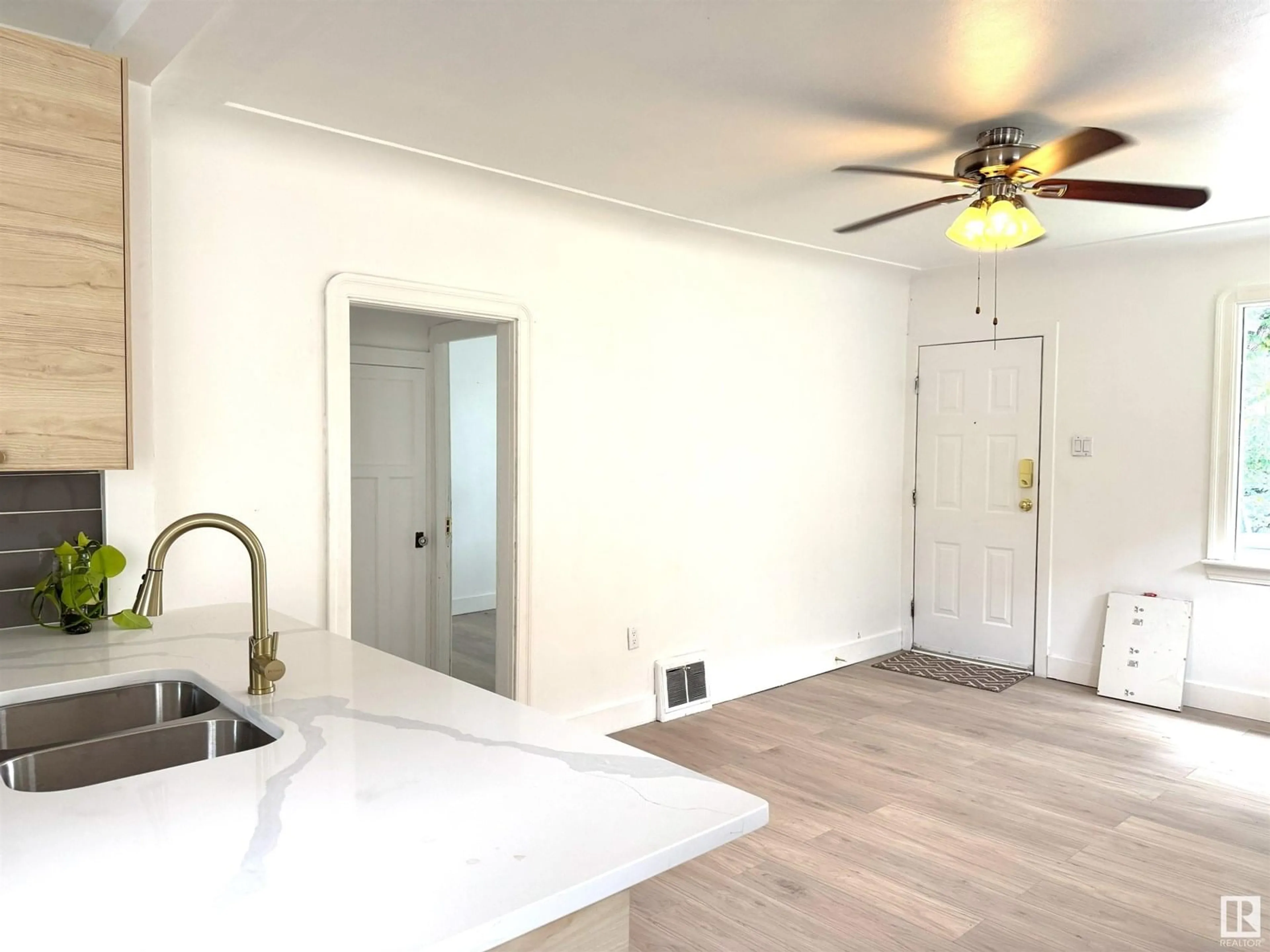 A pic of a room for 11840 70 ST, Edmonton Alberta T5B1T7
