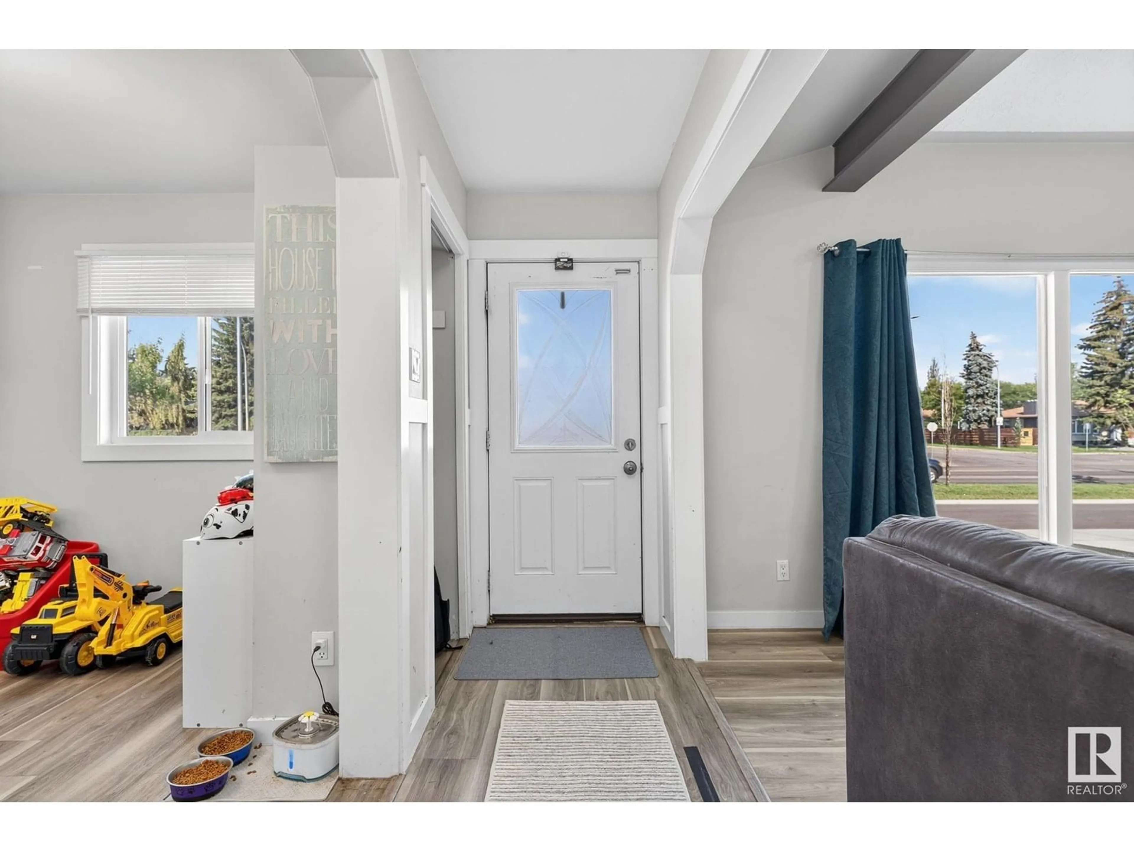 Indoor entryway for 9479 75 ST, Edmonton Alberta T6C4H6