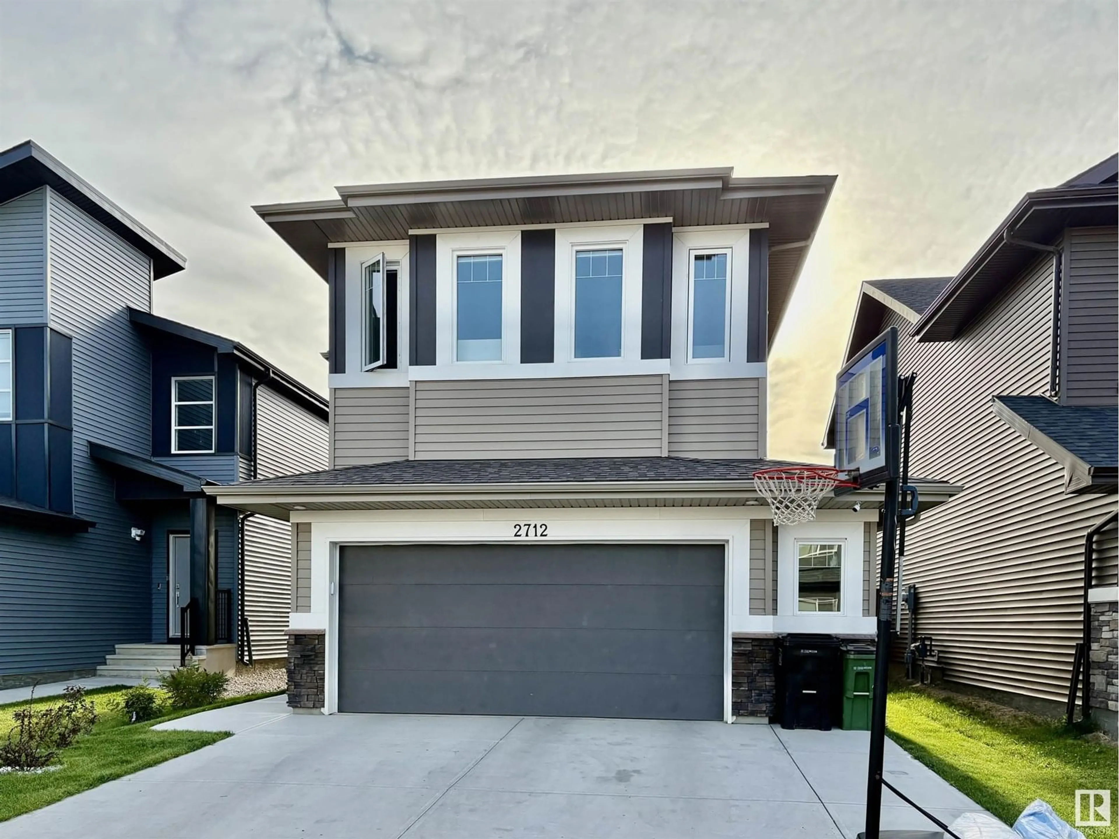 Home with vinyl exterior material, street for 2712 194 ST, Edmonton Alberta T6M1K9