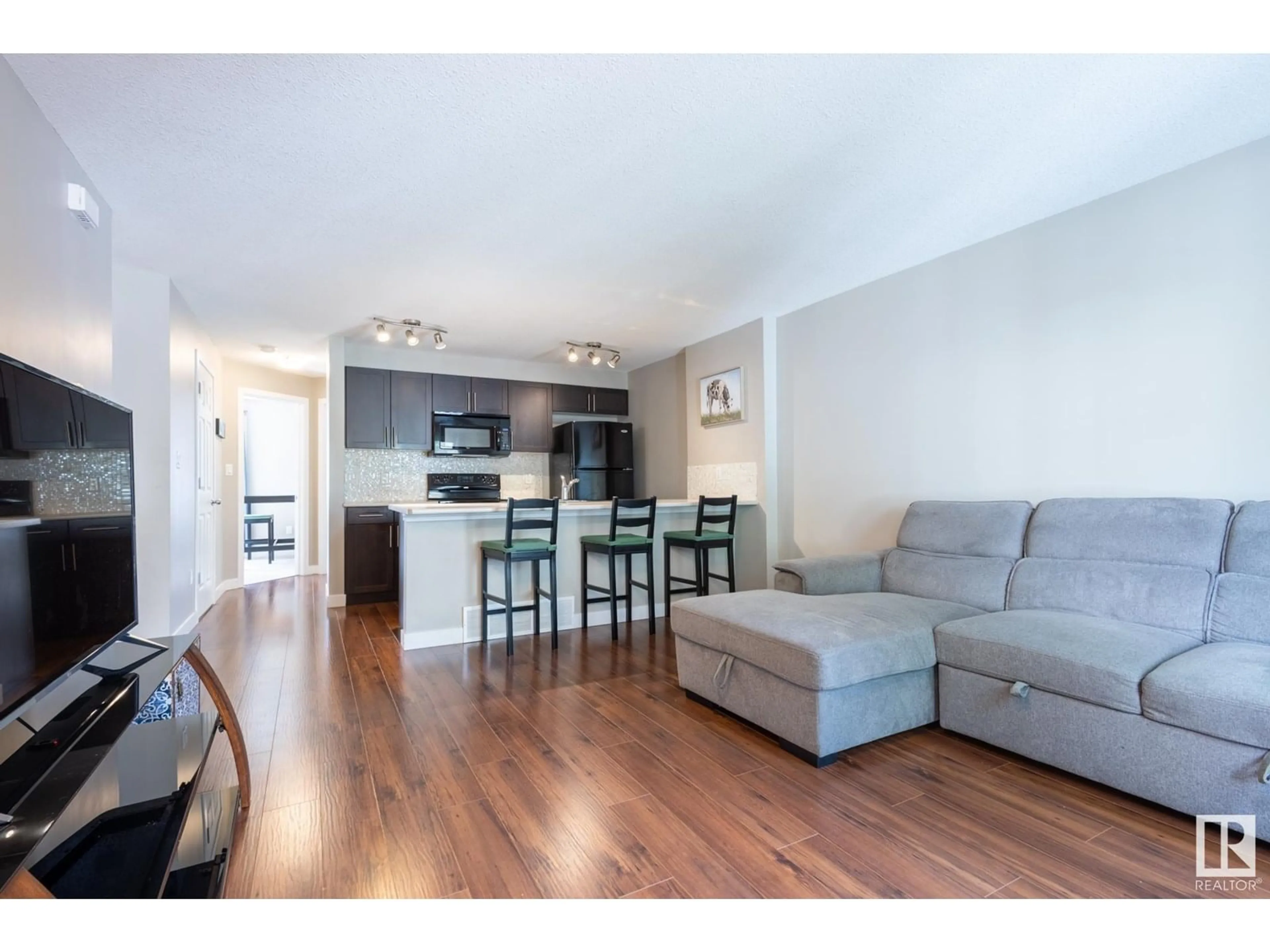 Living room with furniture, wood/laminate floor for 34 - 1623 TOWNE CENTRE BV, Edmonton Alberta T6R0S3