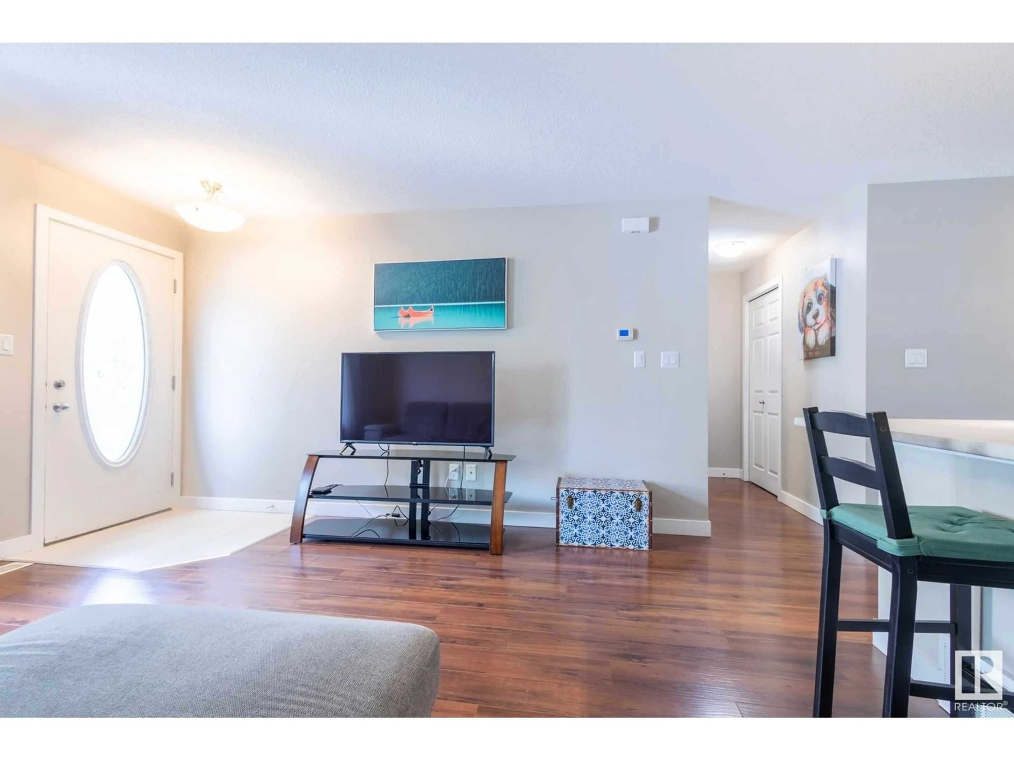 Living room with furniture, wood/laminate floor for 34 - 1623 TOWNE CENTRE BV, Edmonton Alberta T6R0S3