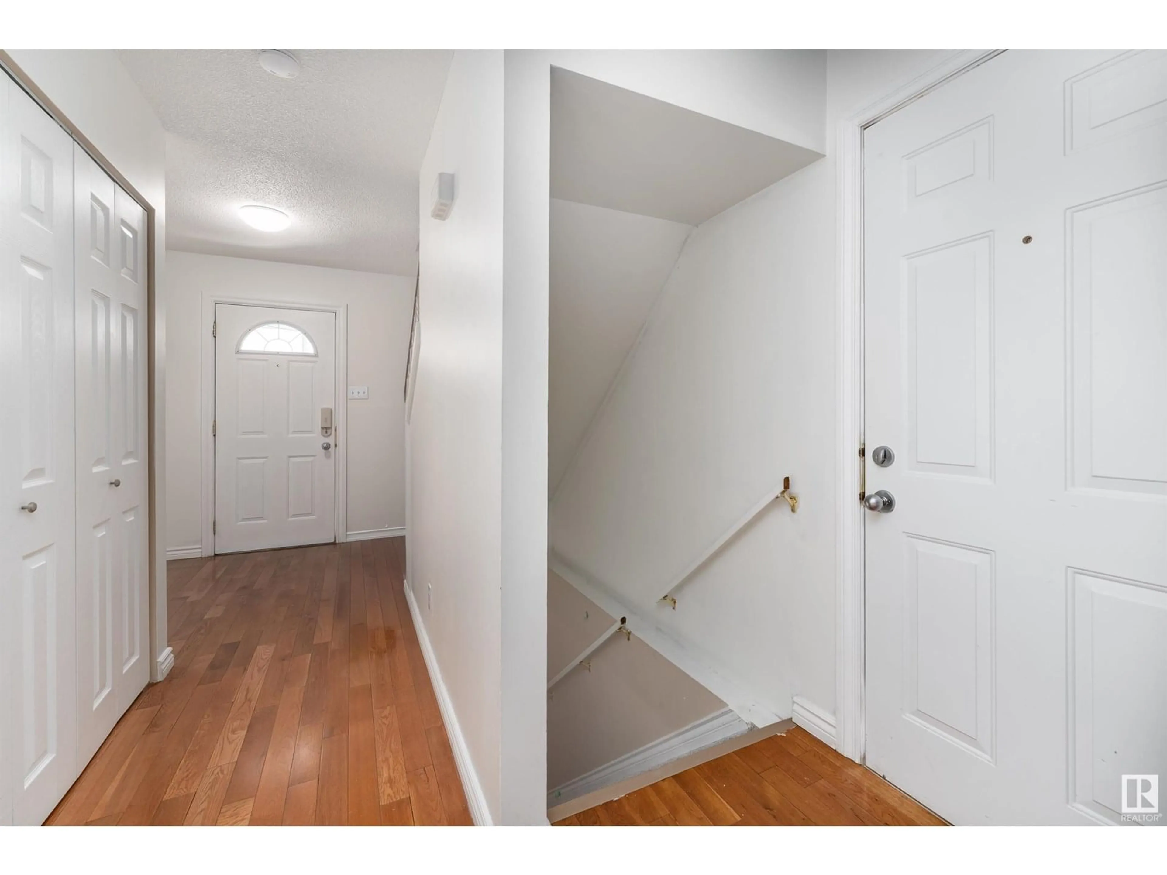 Indoor entryway for 1f CALLINGWOOD CO, Edmonton Alberta T5T0H5