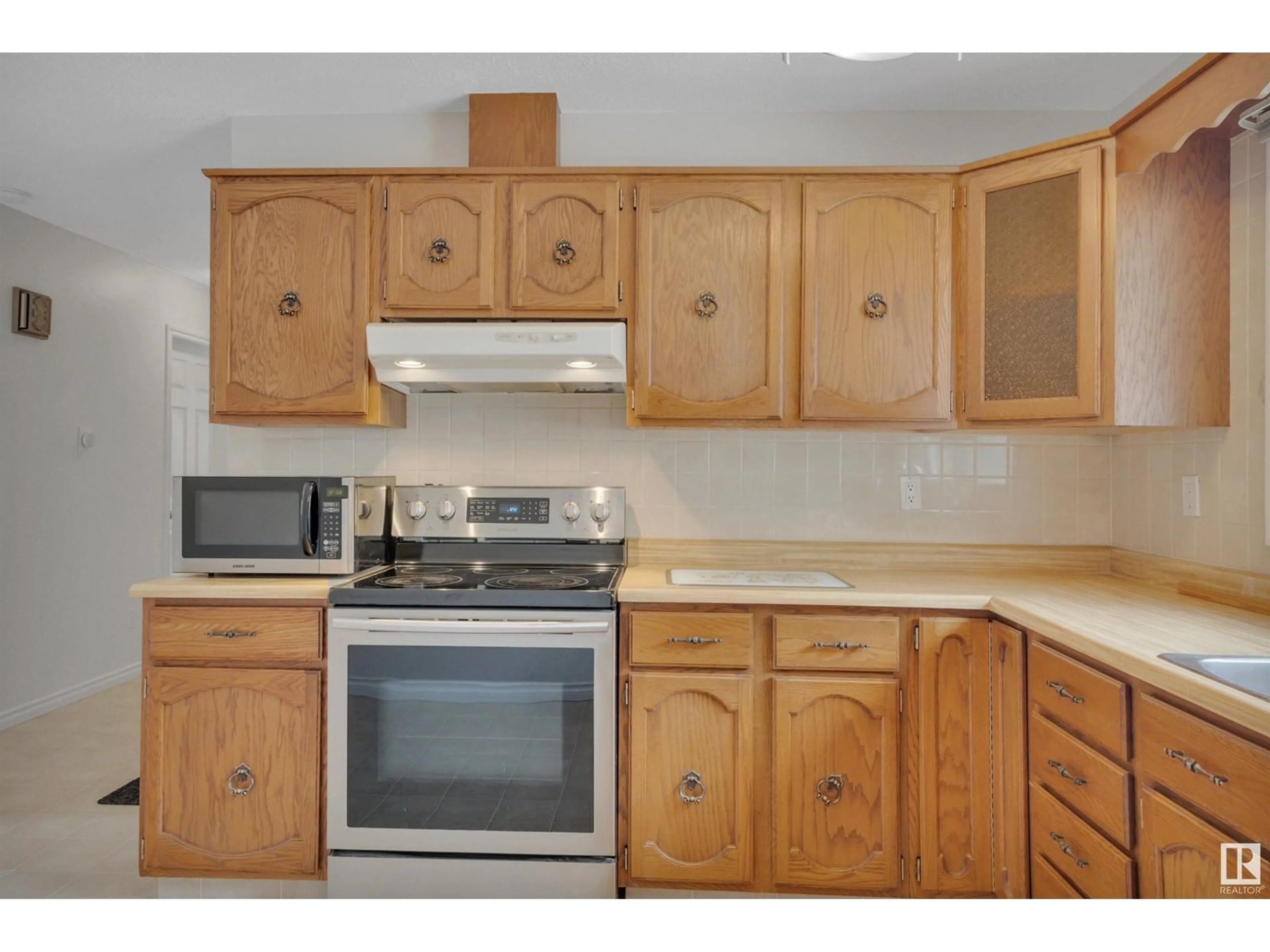 Standard kitchen, wood/laminate floor for NW - 11338 84 ST, Edmonton Alberta T5B3B2