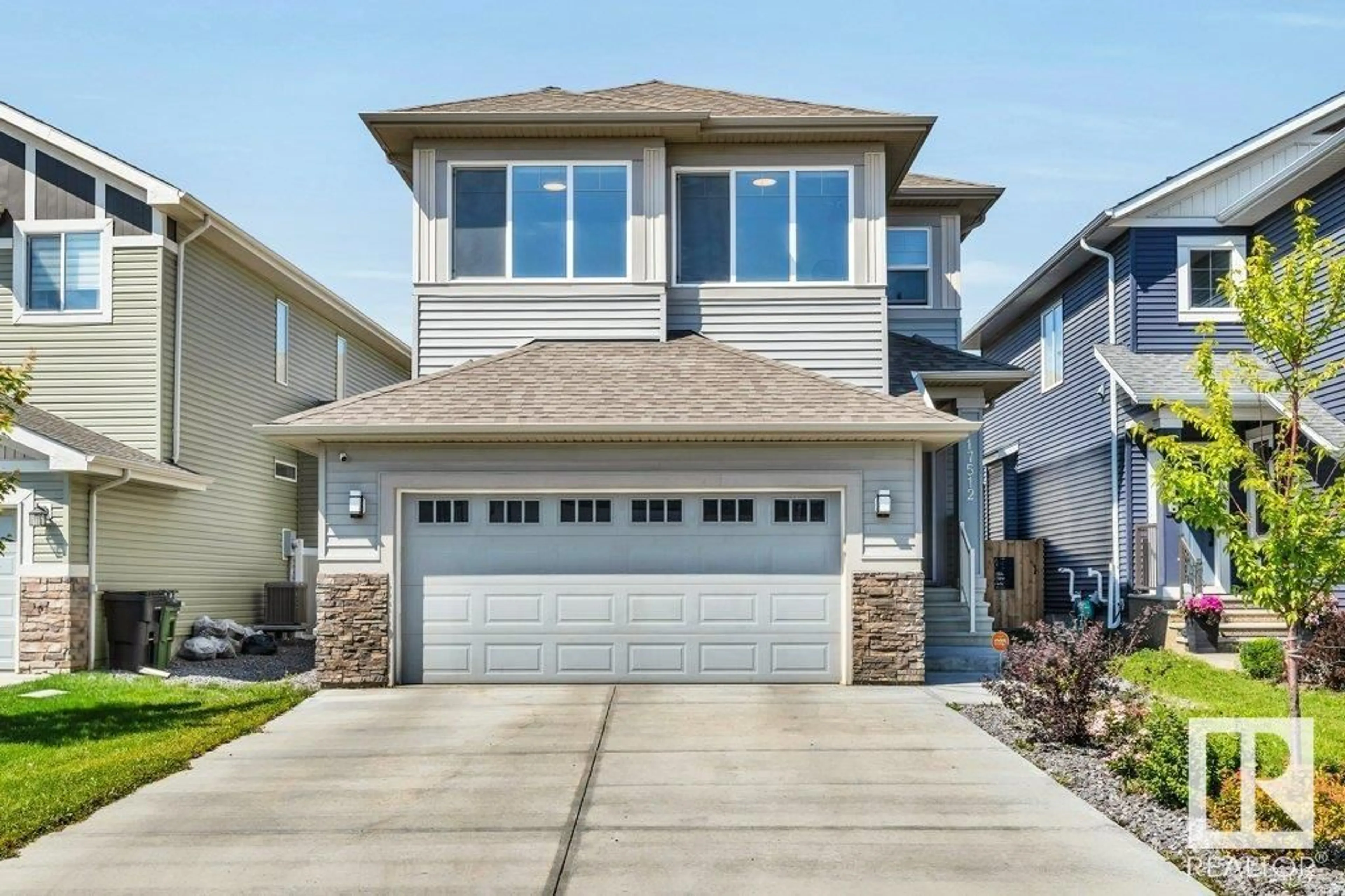 Home with vinyl exterior material, street for 17512 47 ST, Edmonton Alberta T5Y3Z8