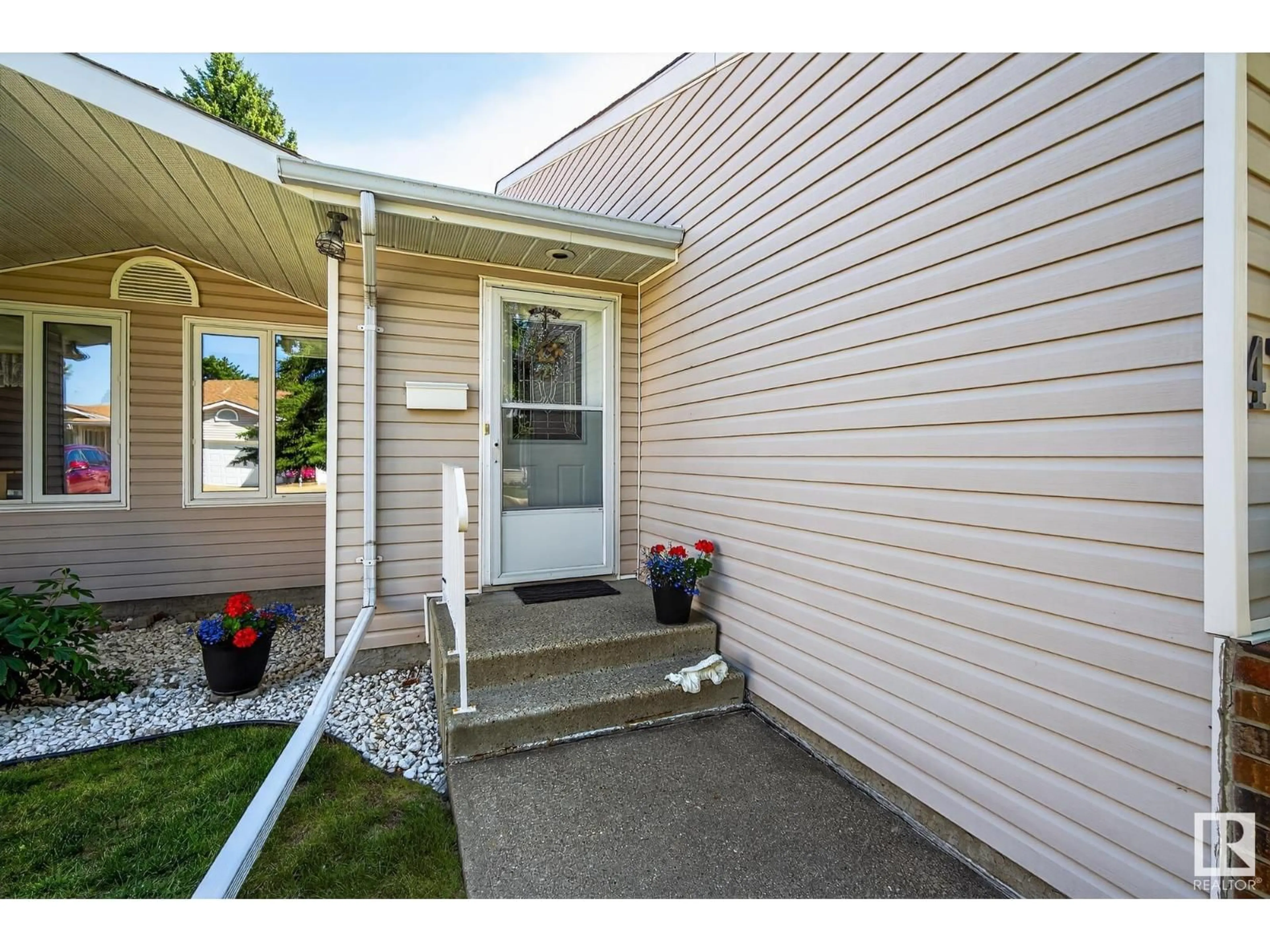 Indoor entryway for 4711 25 AV, Edmonton Alberta T6L6J2