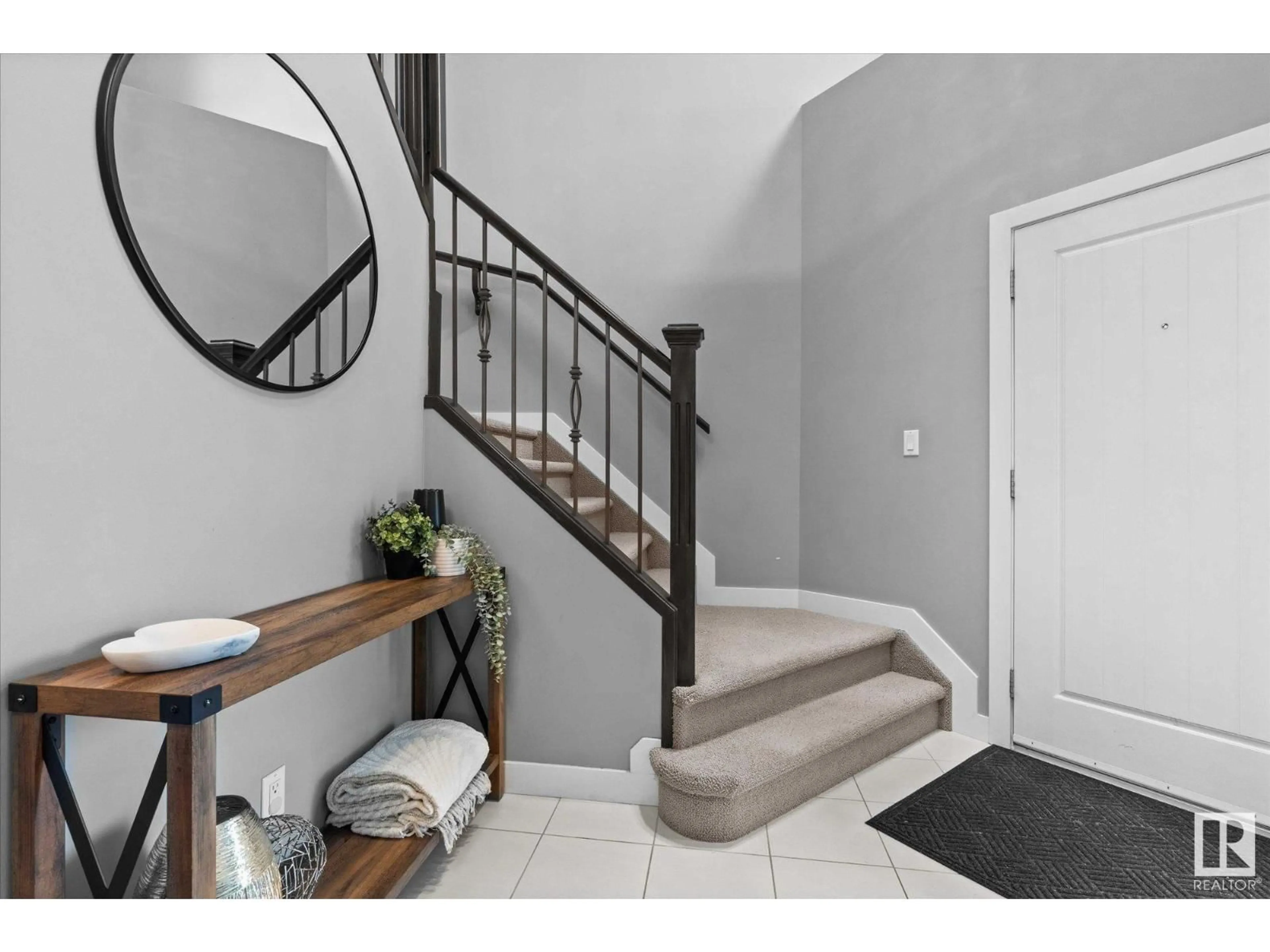 Indoor entryway for 78 WOODHILL LN, Fort Saskatchewan Alberta T8L0J9