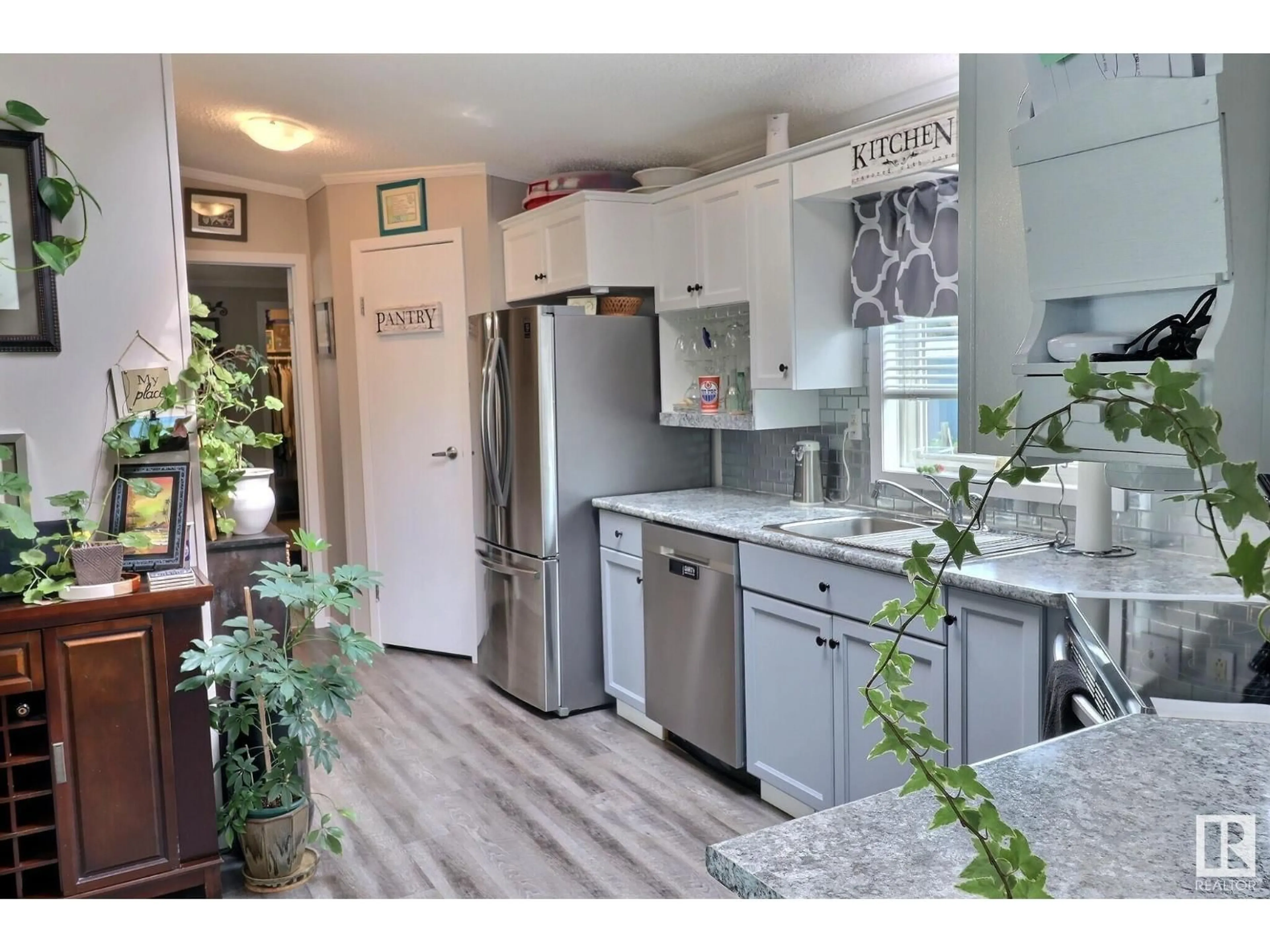 Open concept kitchen, ceramic/tile floor for 344 EVERGREEN PA, Edmonton Alberta T5Y4M2