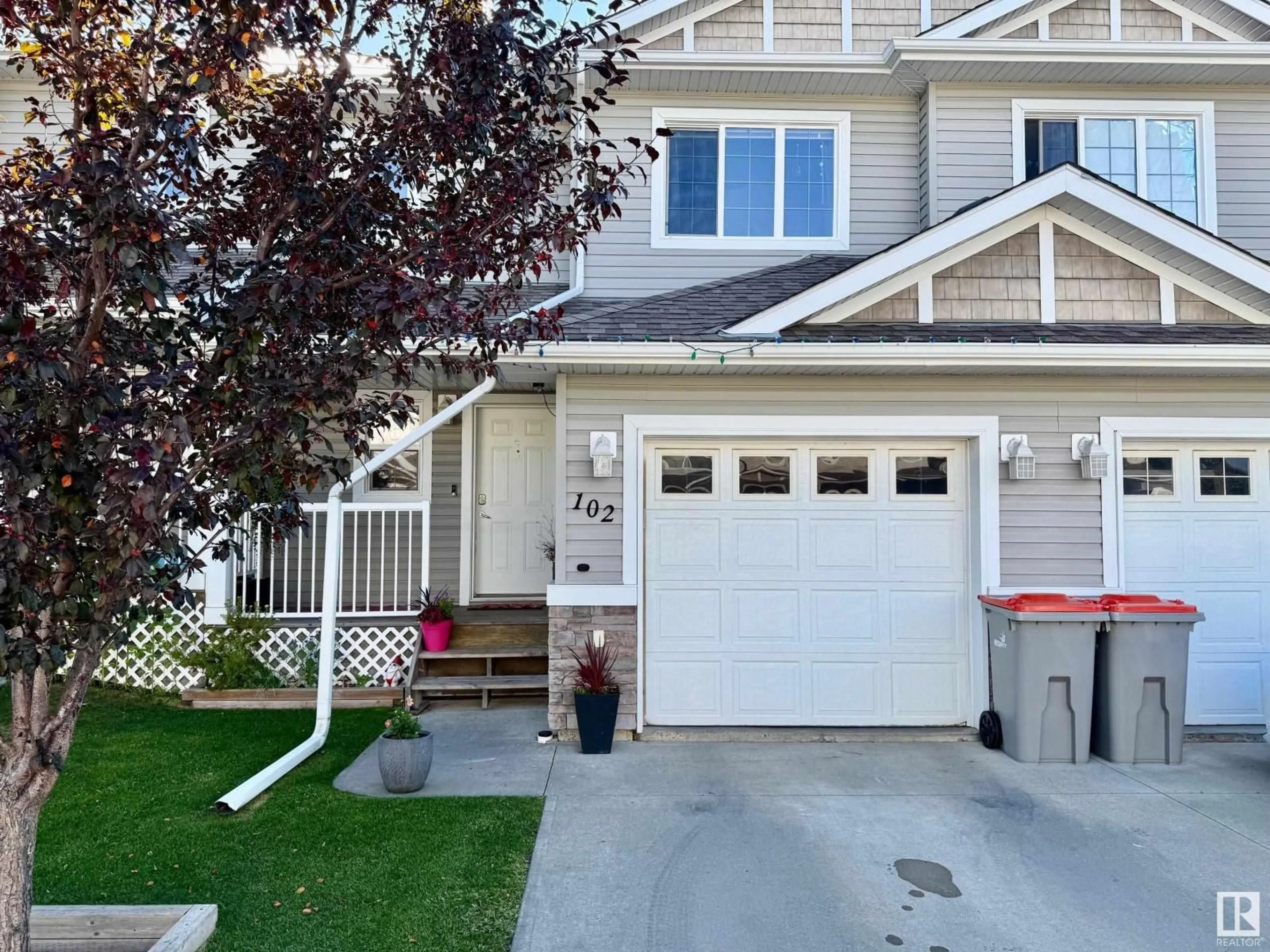 Home with vinyl exterior material, street for 102 GRAYWOOD ME, Stony Plain Alberta T7Z0C2