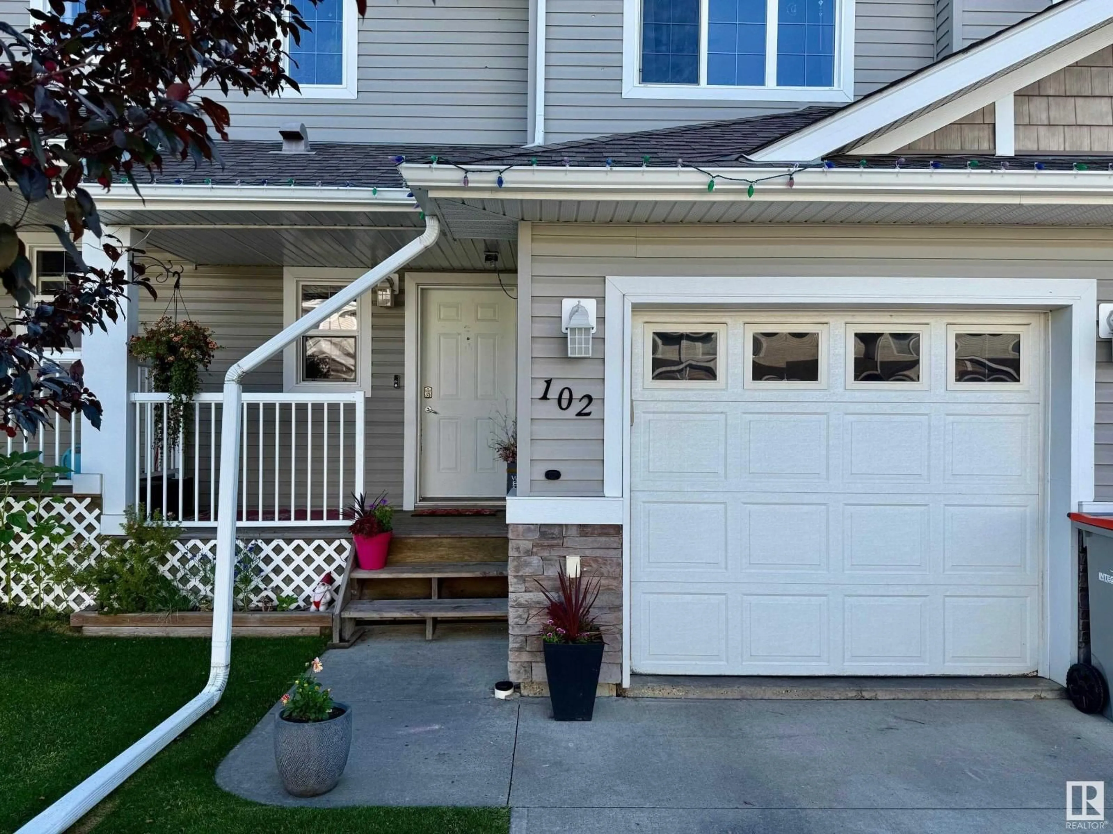 Home with vinyl exterior material, street for 102 GRAYWOOD ME, Stony Plain Alberta T7Z0C2