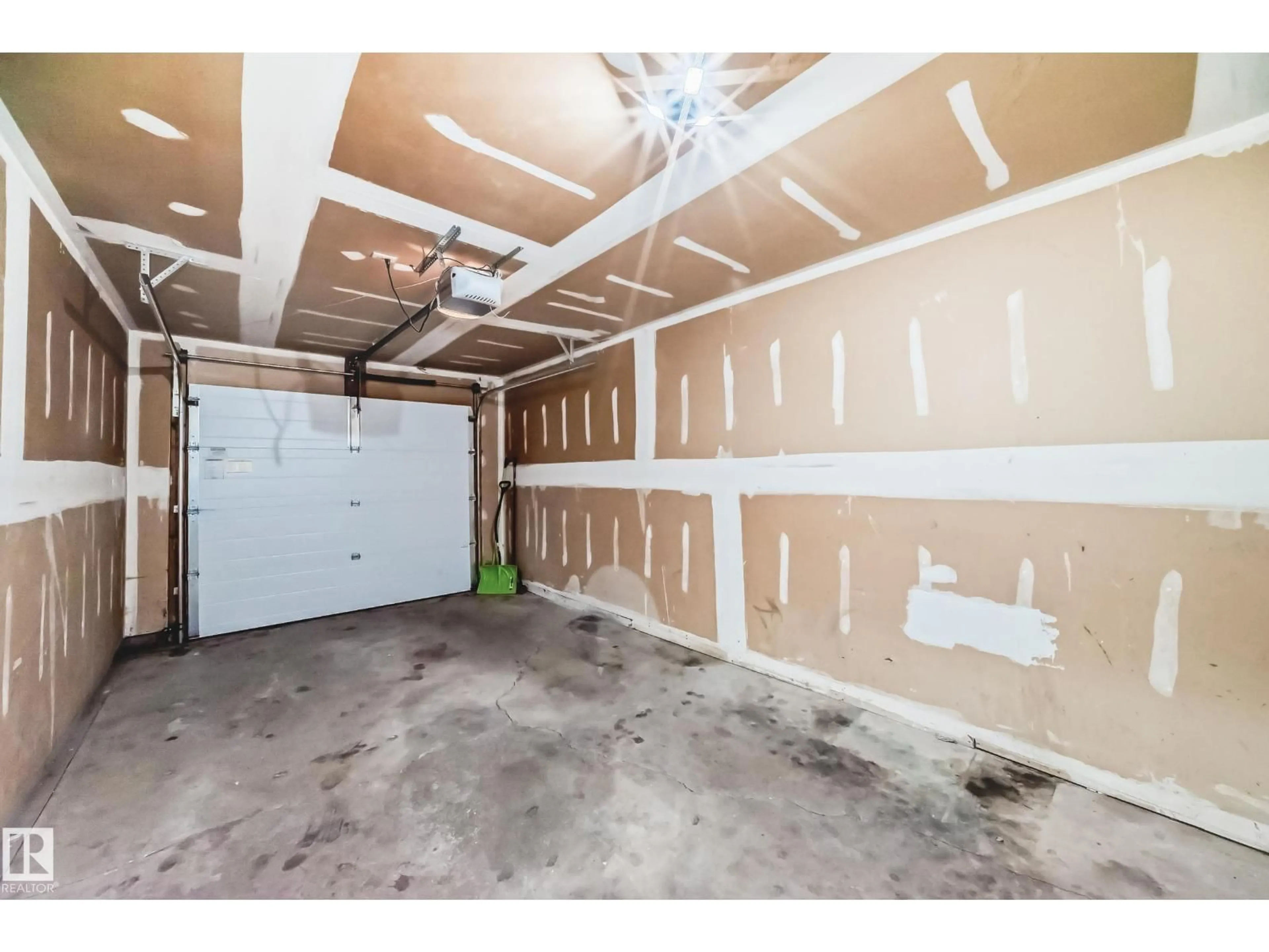 Indoor garage for 5 - 14803 34 ST, Edmonton Alberta T5Y2L3