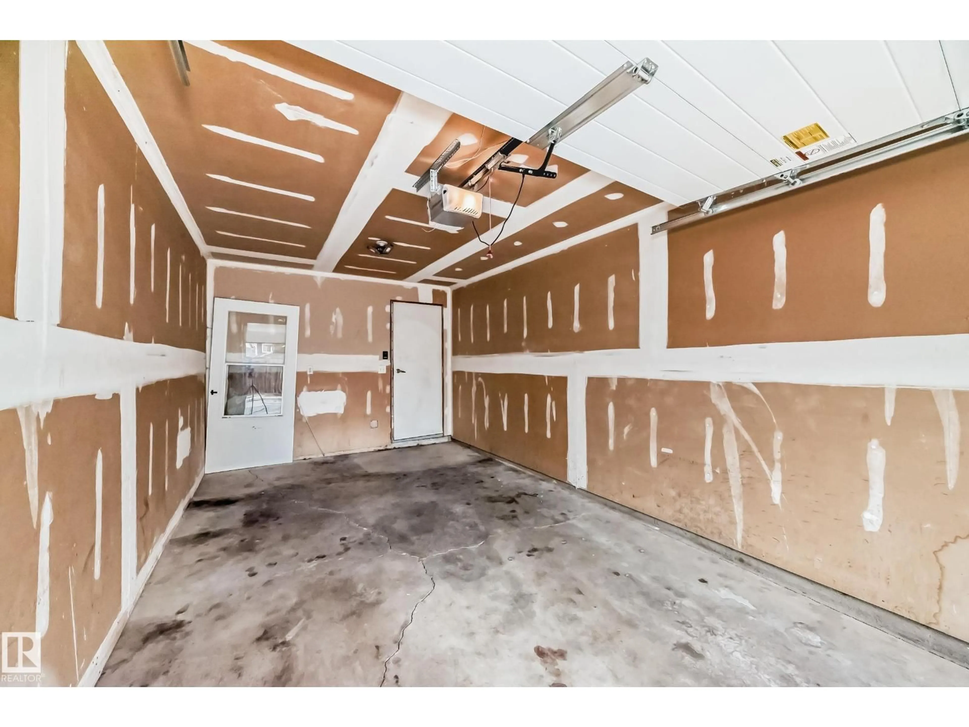 Indoor garage for 5 - 14803 34 ST, Edmonton Alberta T5Y2L3