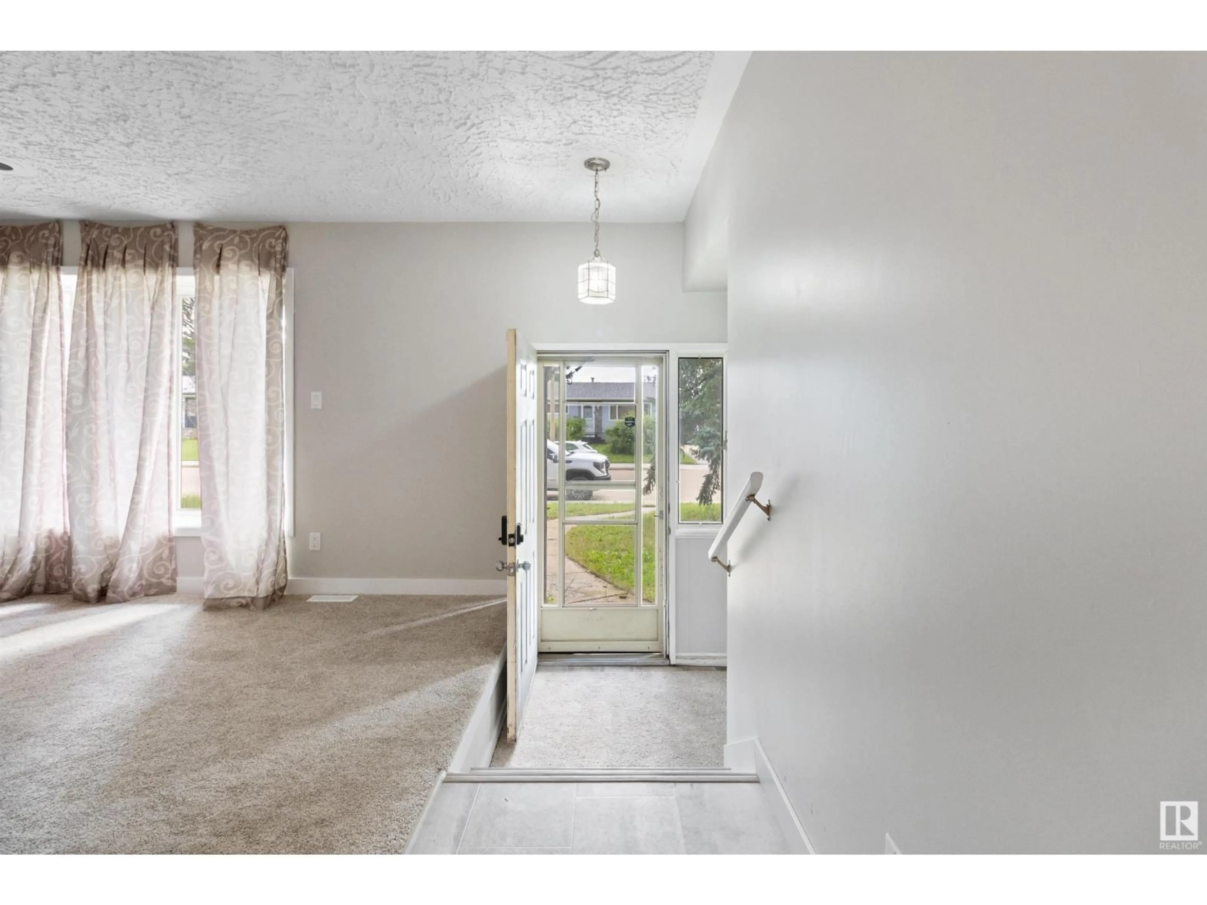 Indoor entryway for 5028 54 AV, Tofield Alberta T0B4J0