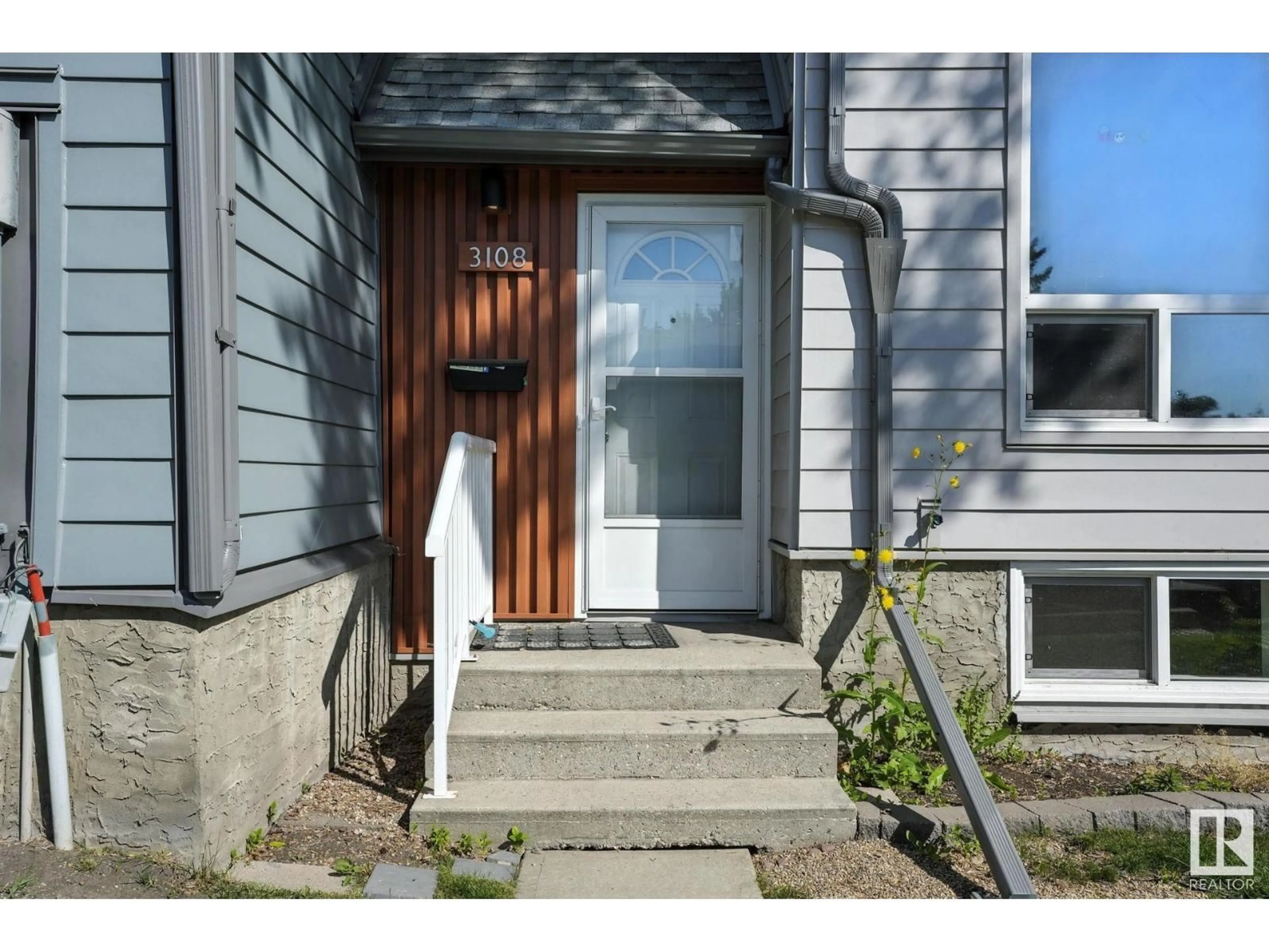 Indoor entryway for 3108 142 AV, Edmonton Alberta T5Y1H2