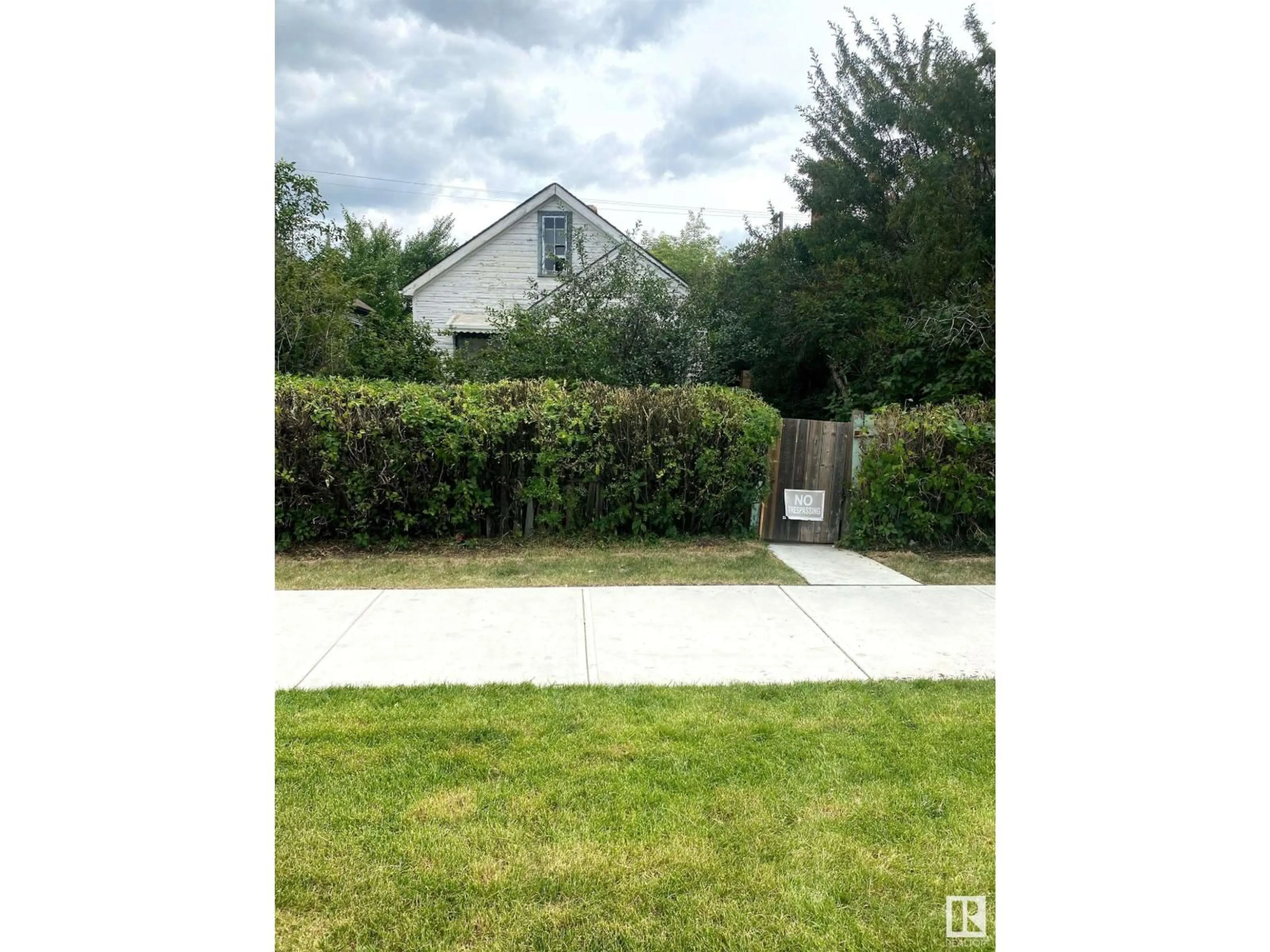 A pic from outside/outdoor area/front of a property/back of a property/a pic from drone, street for 10911 96 ST, Edmonton Alberta T5H2K4