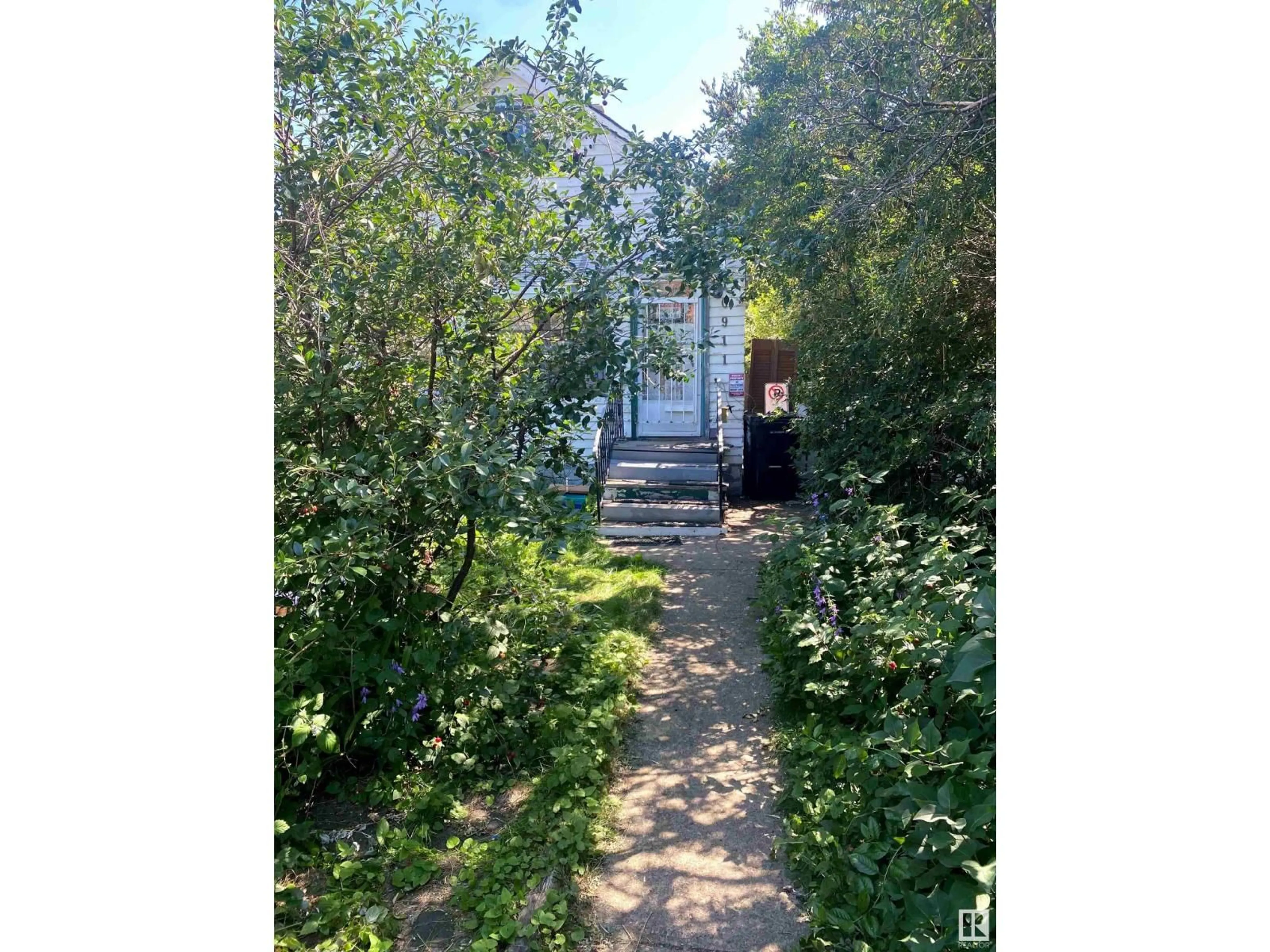 Stairs for 10911 96 ST, Edmonton Alberta T5H2K4