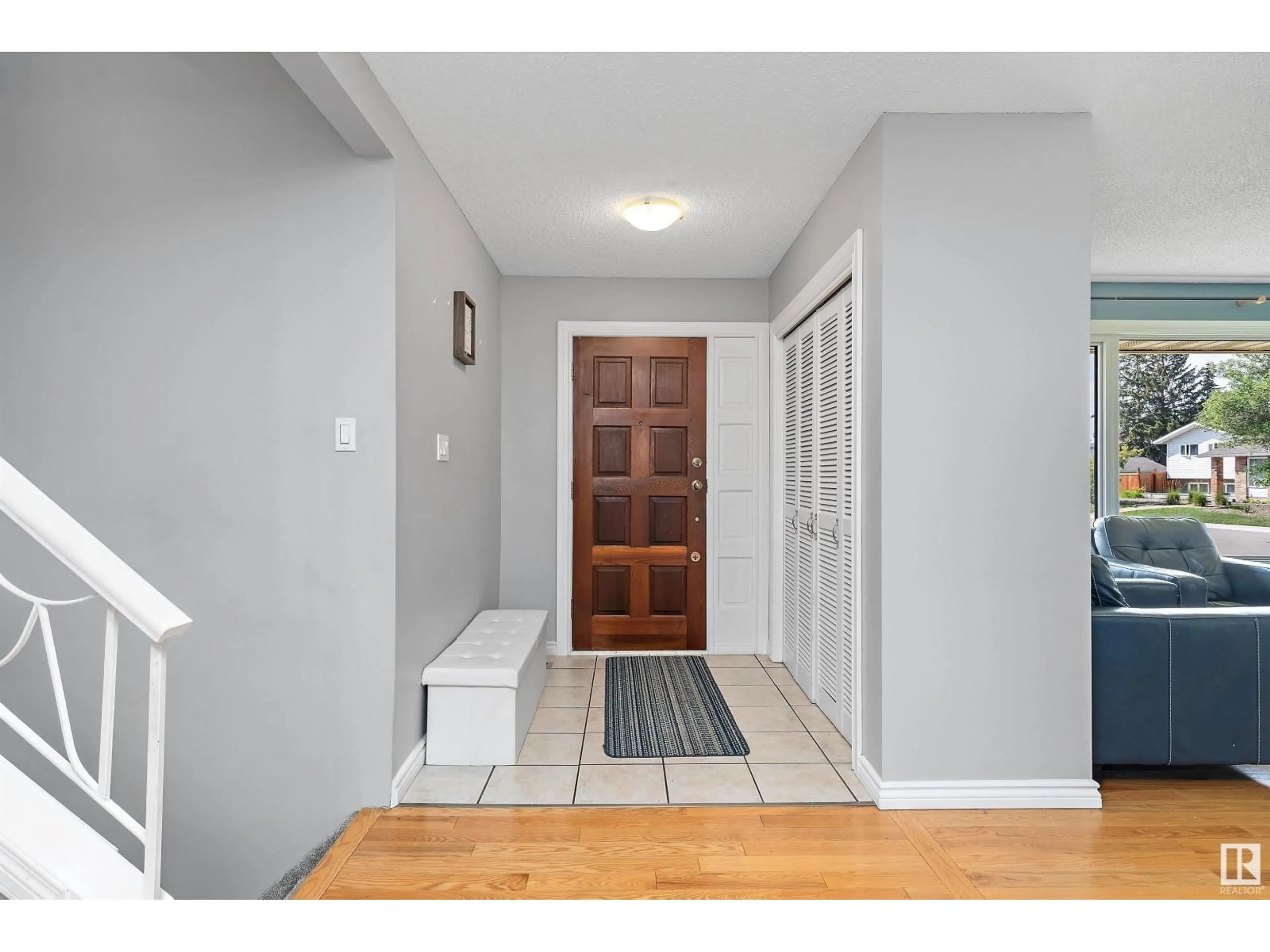 Indoor entryway for 4219 86 ST, Edmonton Alberta T6K1E4
