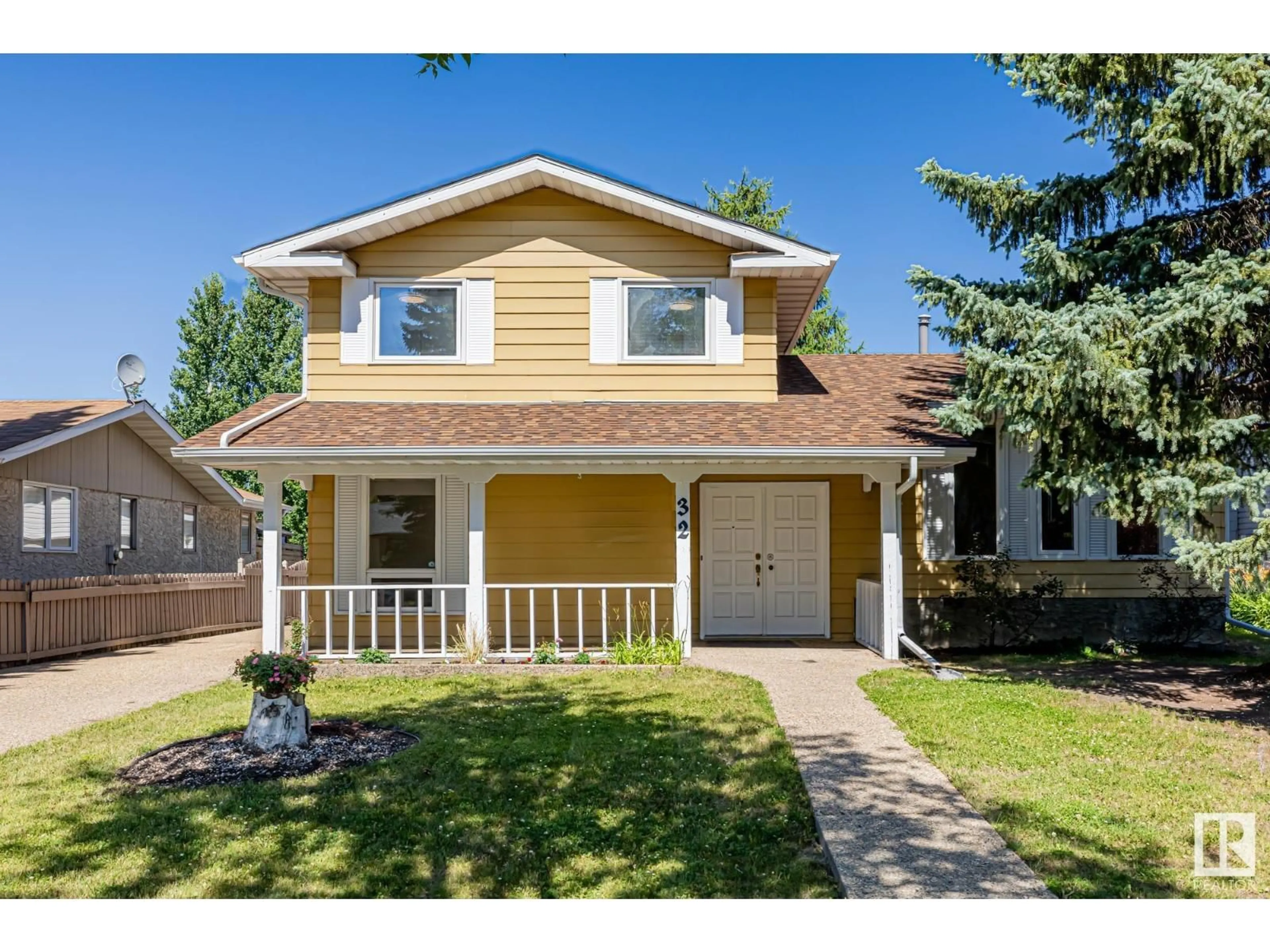 Home with vinyl exterior material, street for 32 BUTTERFIELD CR, St. Albert Alberta T8N2W7