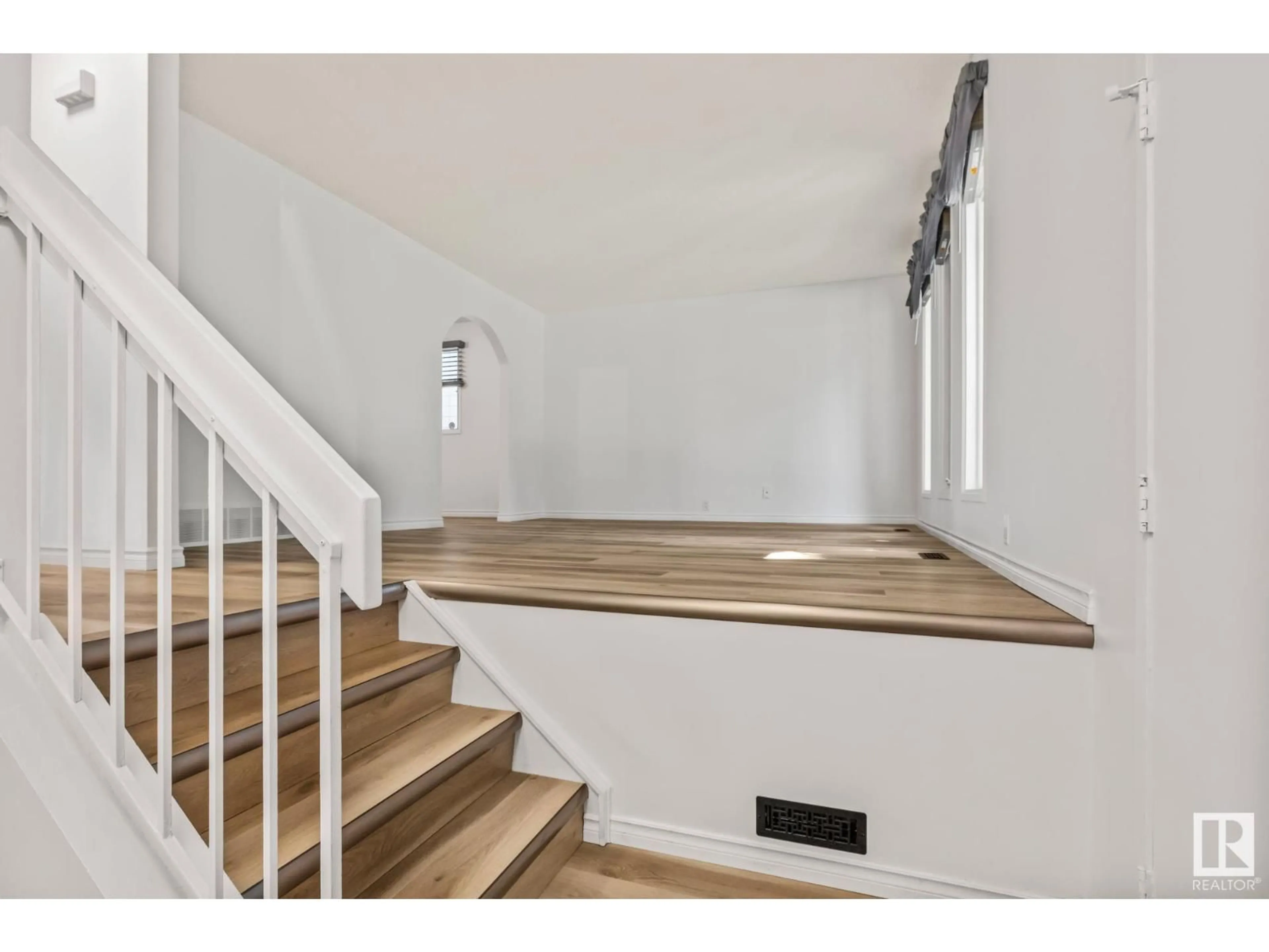 Stairs for 32 BUTTERFIELD CR, St. Albert Alberta T8N2W7