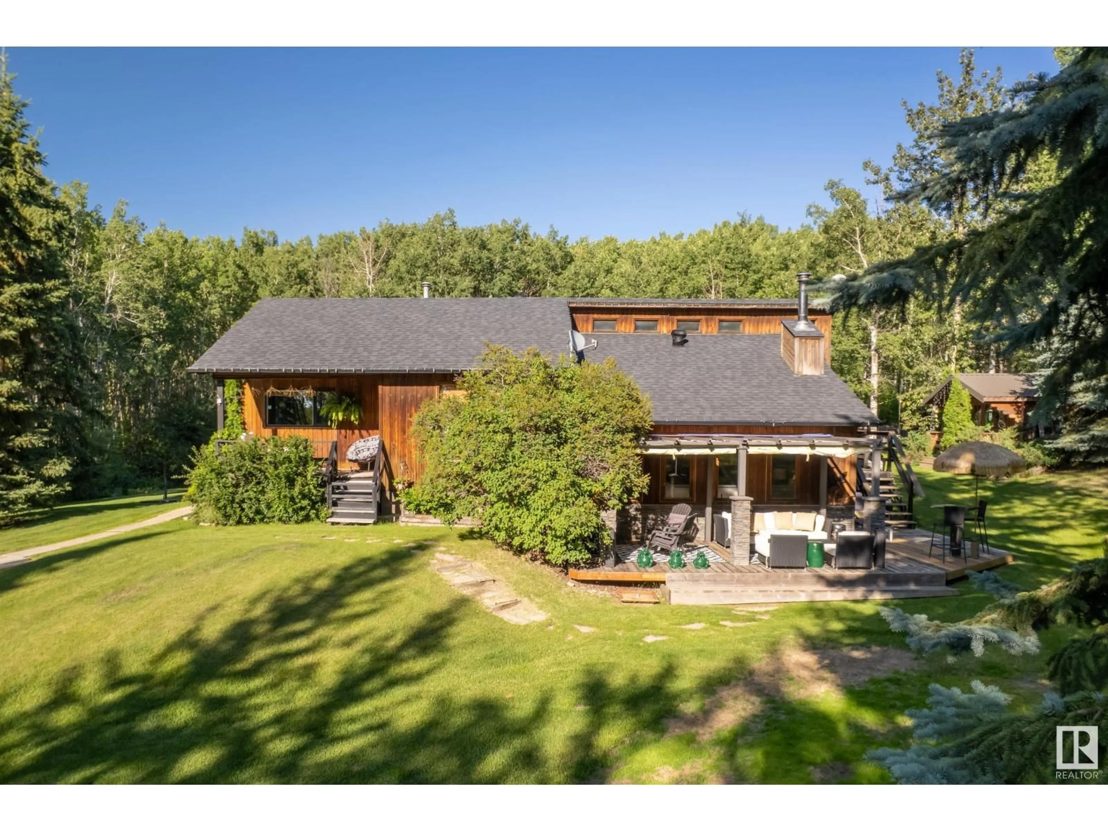 A pic from outside/outdoor area/front of a property/back of a property/a pic from drone, unknown for 52510 - 145 RGE ROAD 213, Rural Strathcona County Alberta T8G2E6