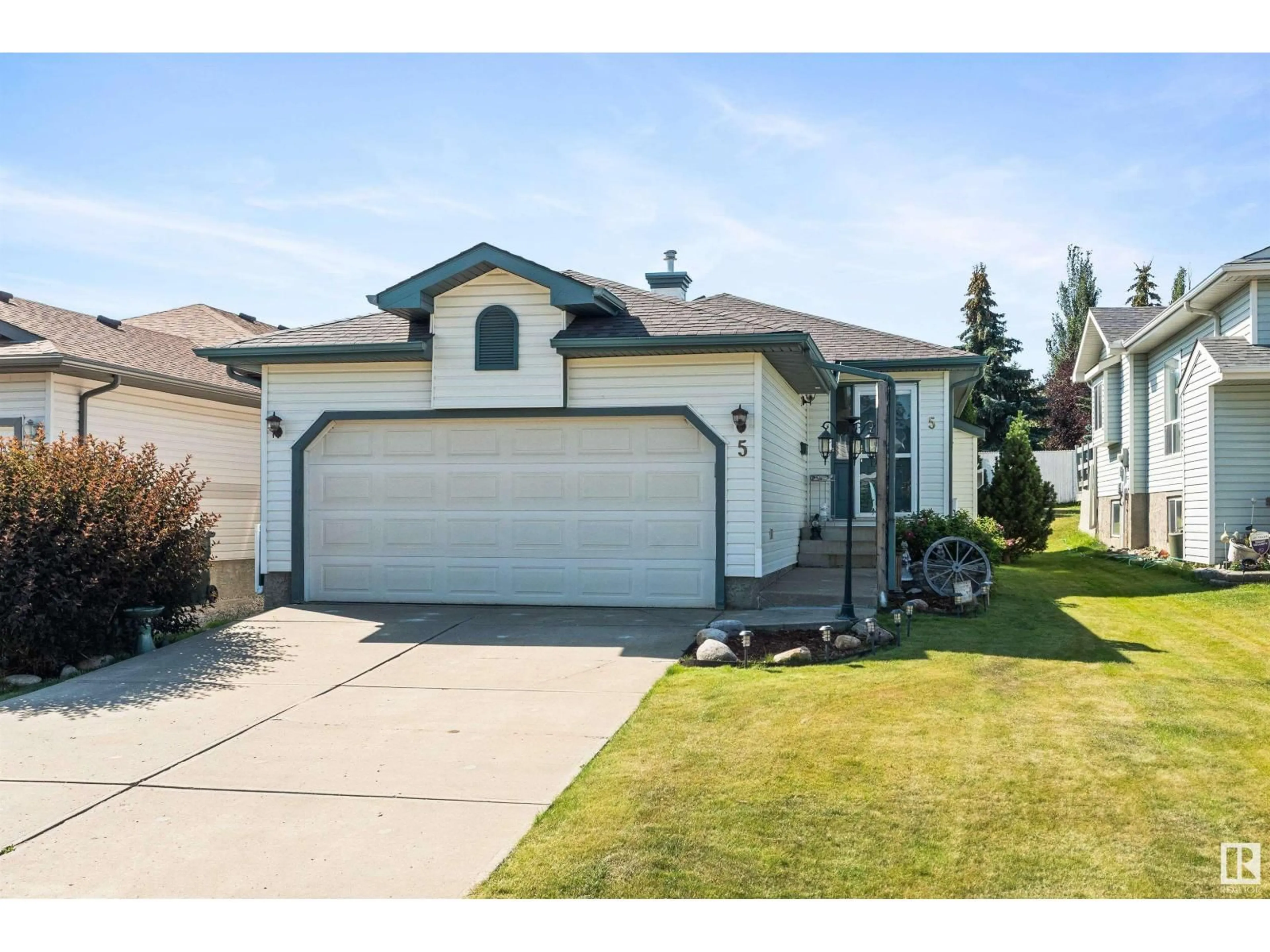 Home with vinyl exterior material, street for 5 LAKEWOOD CV, Spruce Grove Alberta T7X4B4