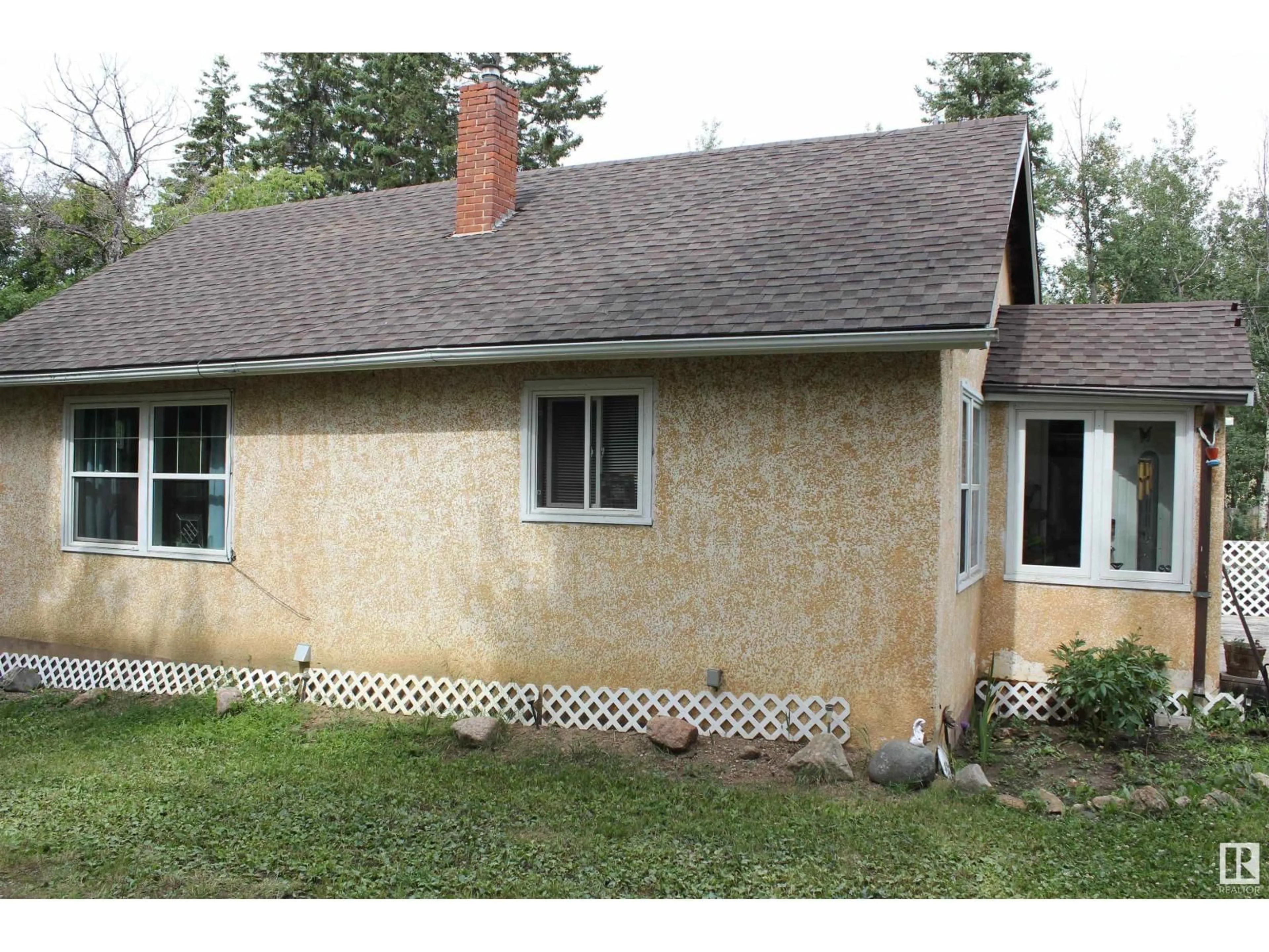 Home with vinyl exterior material, building for 12 MAIN ROAD, Derwent Alberta T0B1C0