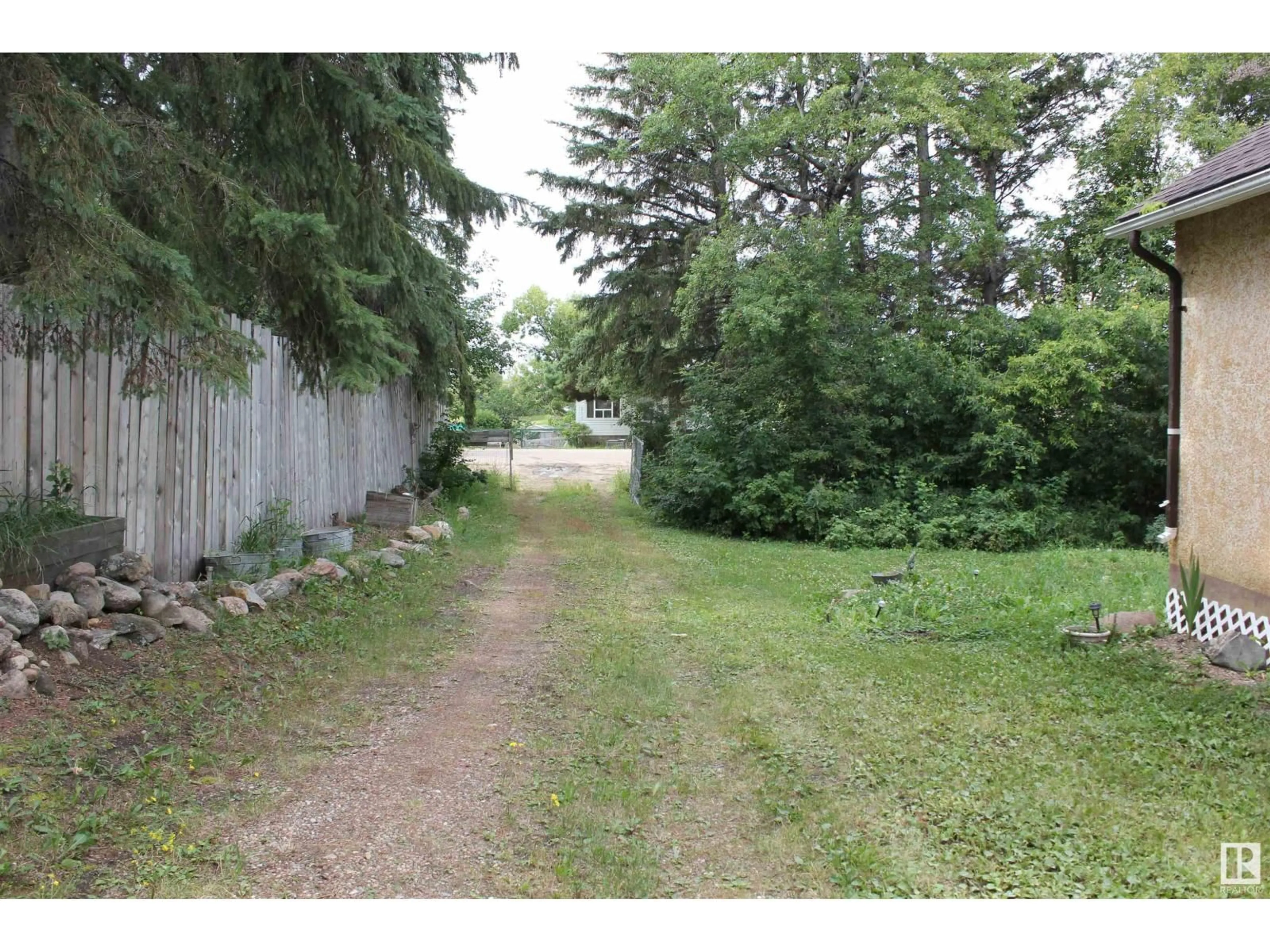 Patio, street for 12 MAIN ROAD, Derwent Alberta T0B1C0